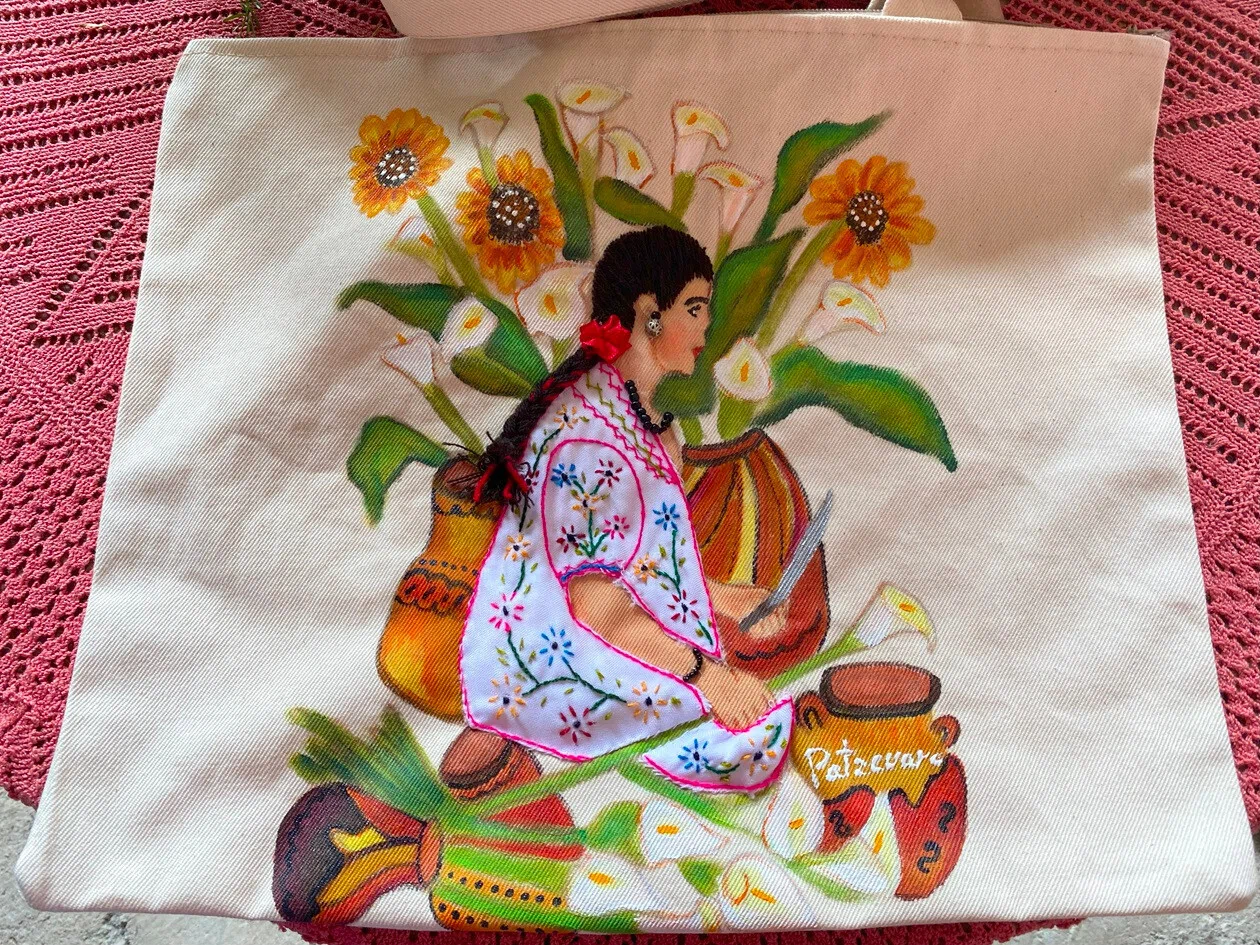 パッツクアロより、プレぺチャ伝統イラスト風ハンドメイド刺繍品
