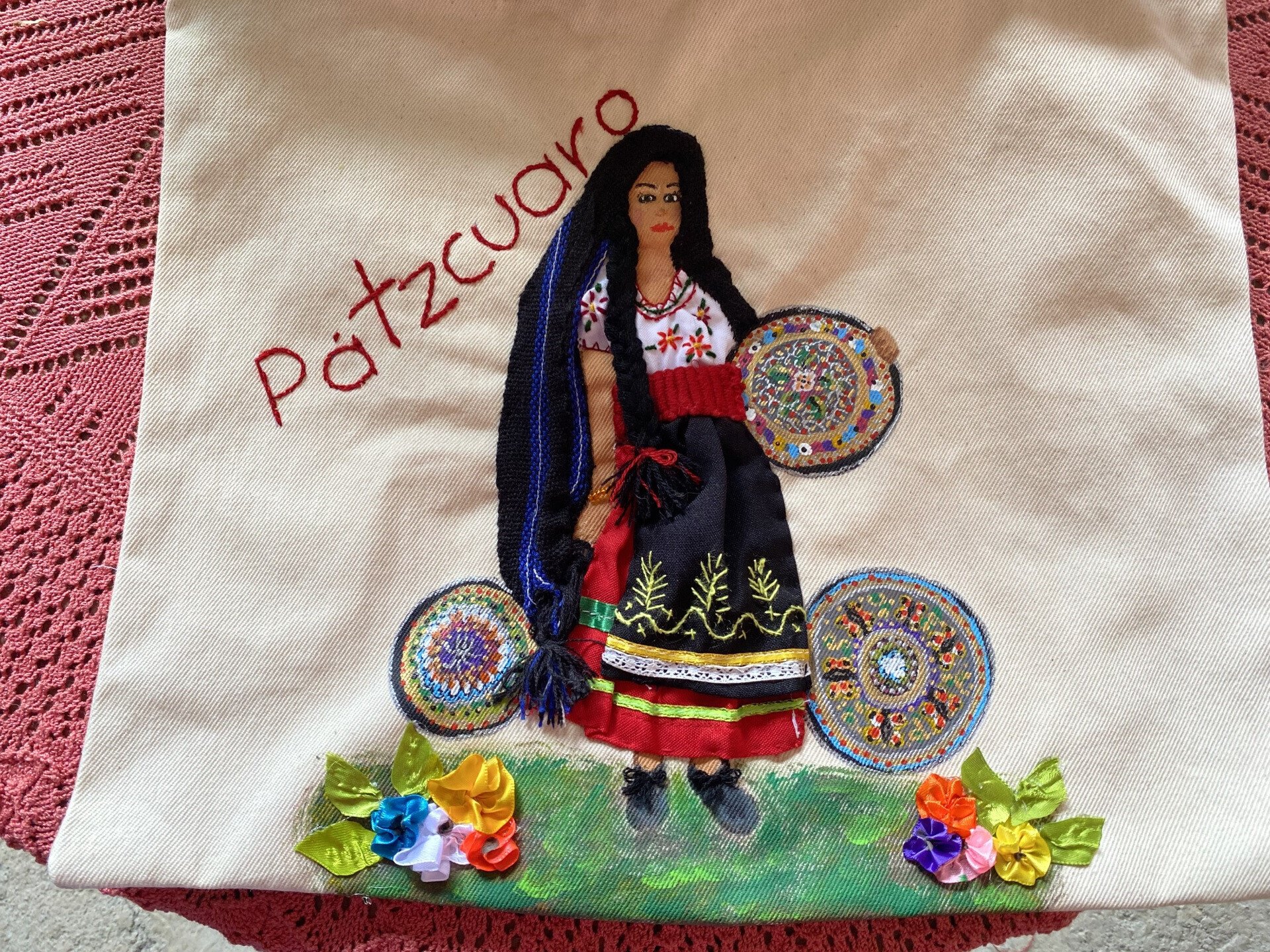 パッツクアロより、プレぺチャ伝統イラスト風ハンドメイド刺繍品