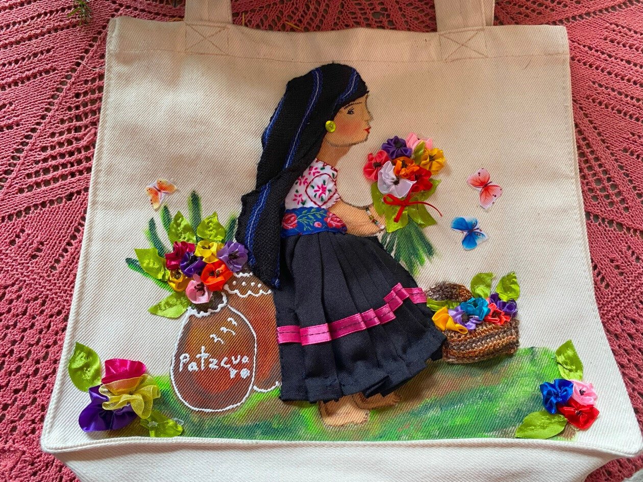 パッツクアロより、プレぺチャ伝統イラスト風ハンドメイド刺繍品