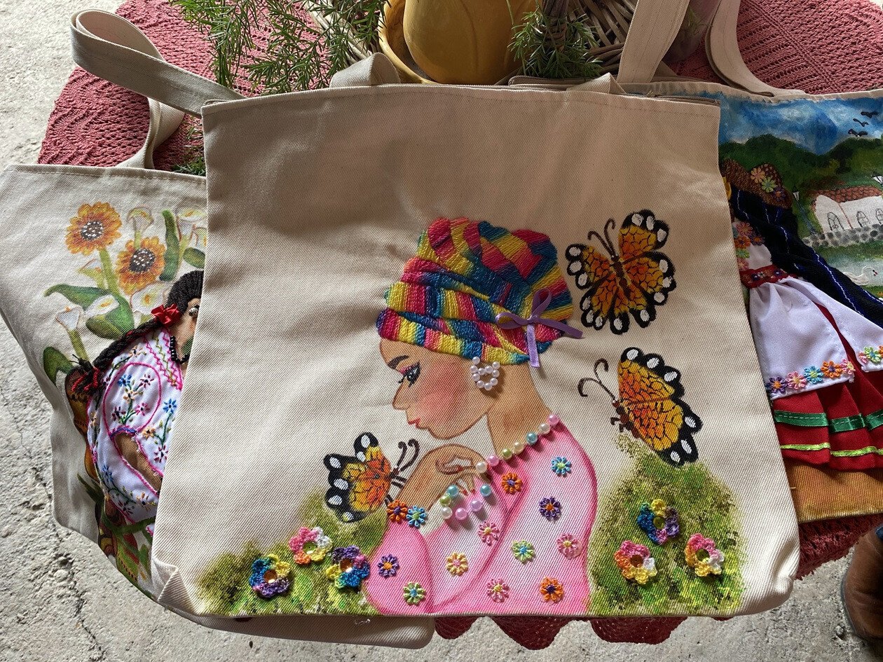 パッツクアロより、プレぺチャ伝統イラスト風ハンドメイド刺繍品