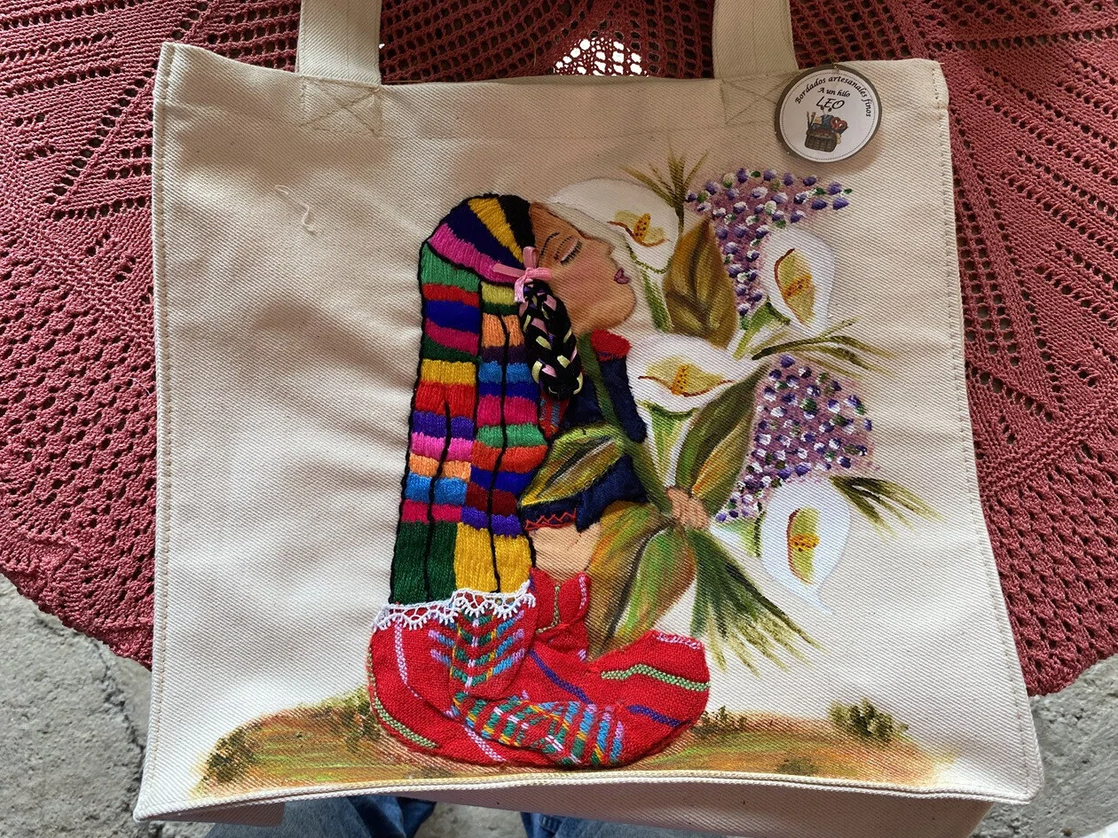パッツクアロより、プレぺチャ伝統イラスト風ハンドメイド刺繍品
