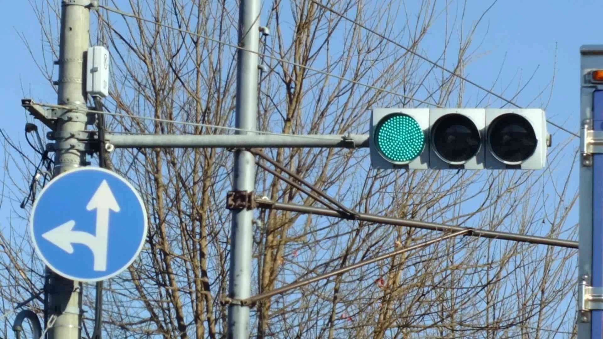 西多摩郡瑞穂町箱根ケ崎にあるグレー塗装とホワイト塗装の信号電材薄型