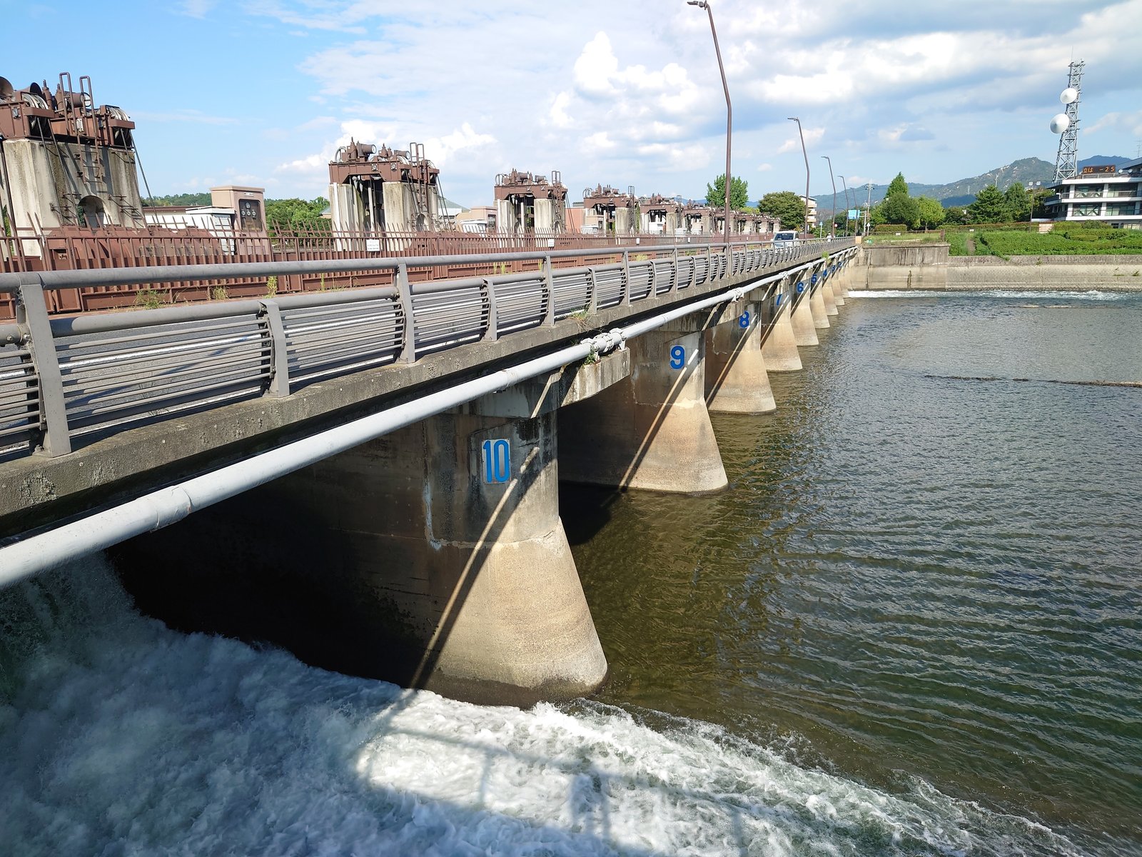 瀬田川洗堰と琵琶湖河川事務所と電波塔|俊樹