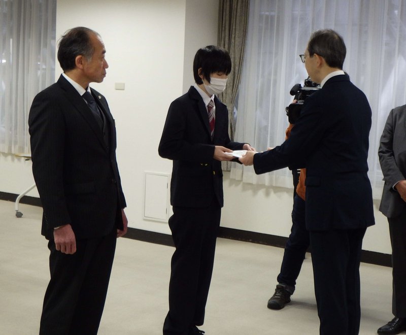 内堀知事（右）よりカレンダーを受け取る松野さん（中央）と郷家俊哉校長（左）