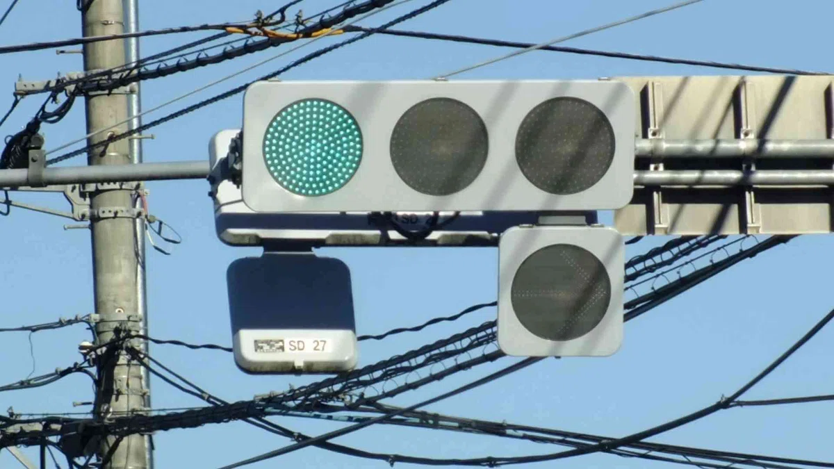 【秩父-29】秩父市上宮地町にある小糸OEM電材フラット300㎜＋右折矢印灯と経過付き電材OEM京三PSD素子型ユニット歩灯｜光山祐弥の信号機紹介