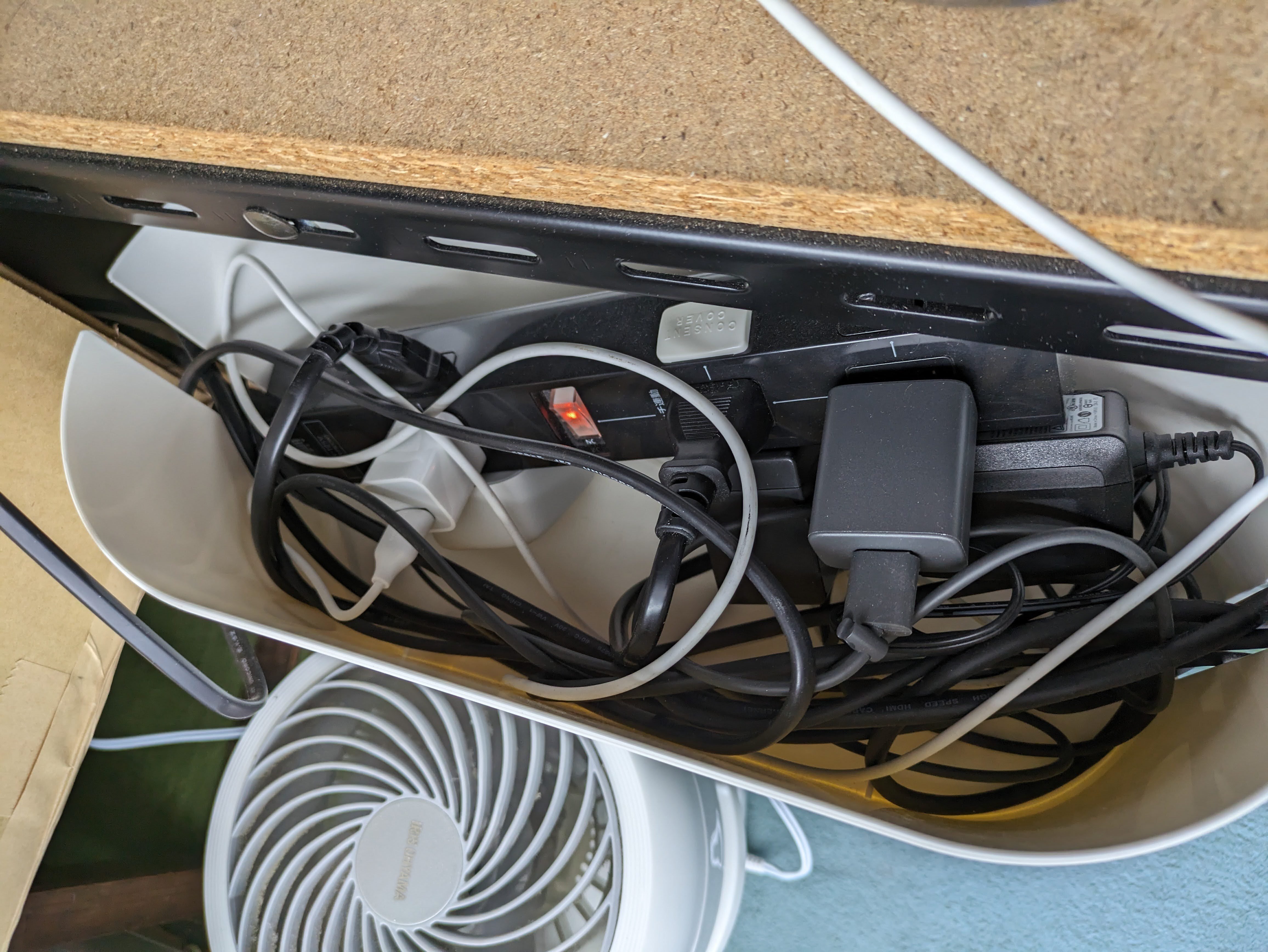 山崎実業(Yamazaki)】 「ケーブルボックス ウェブ L ホワイト」を使用