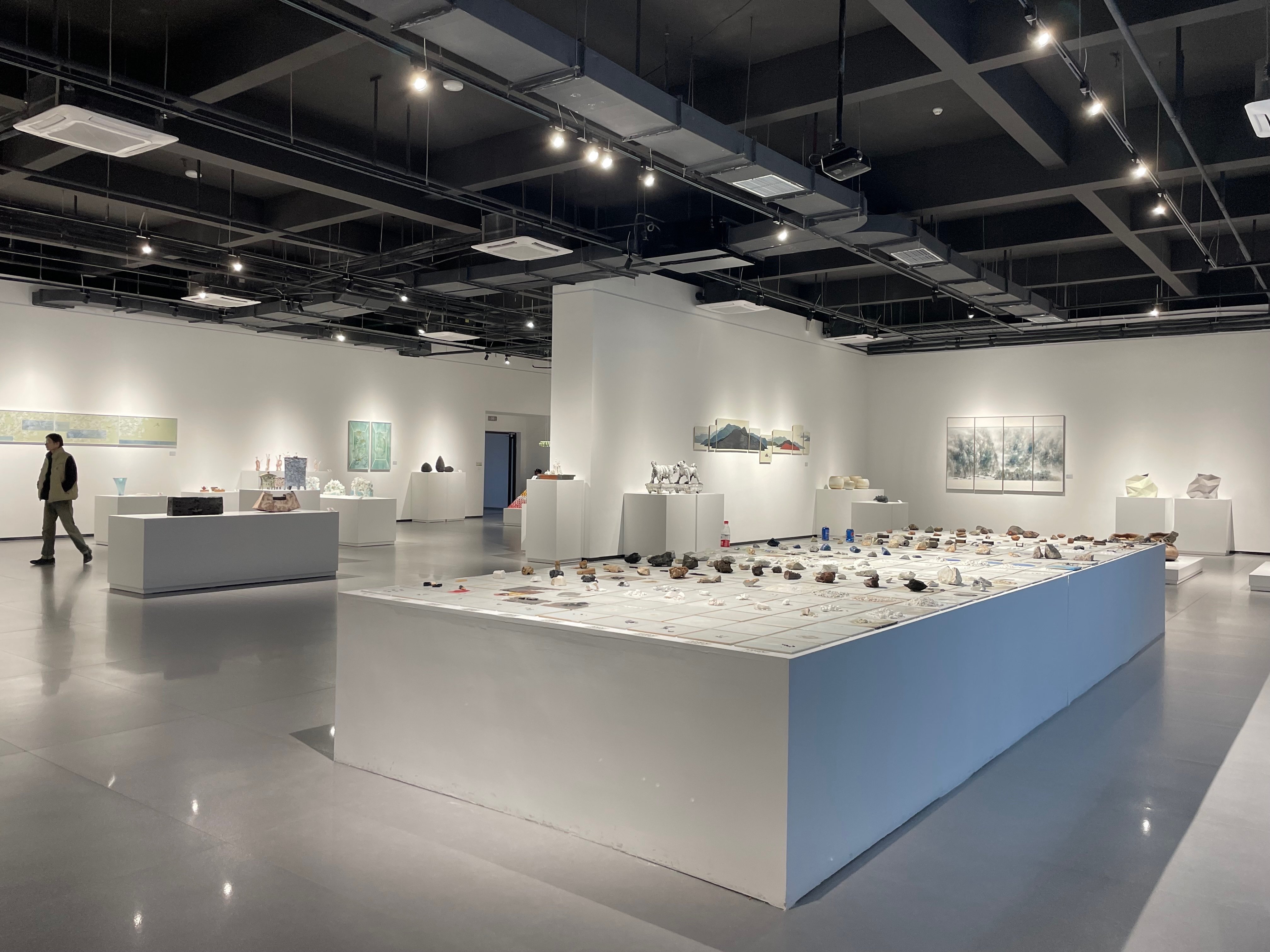 最終値下げ　中国　景徳鎮製　民国時代琵琶型壁掛け 琵琶の絵と唐の山水画に共通点、中国の絵師が制作に携わったか…「第