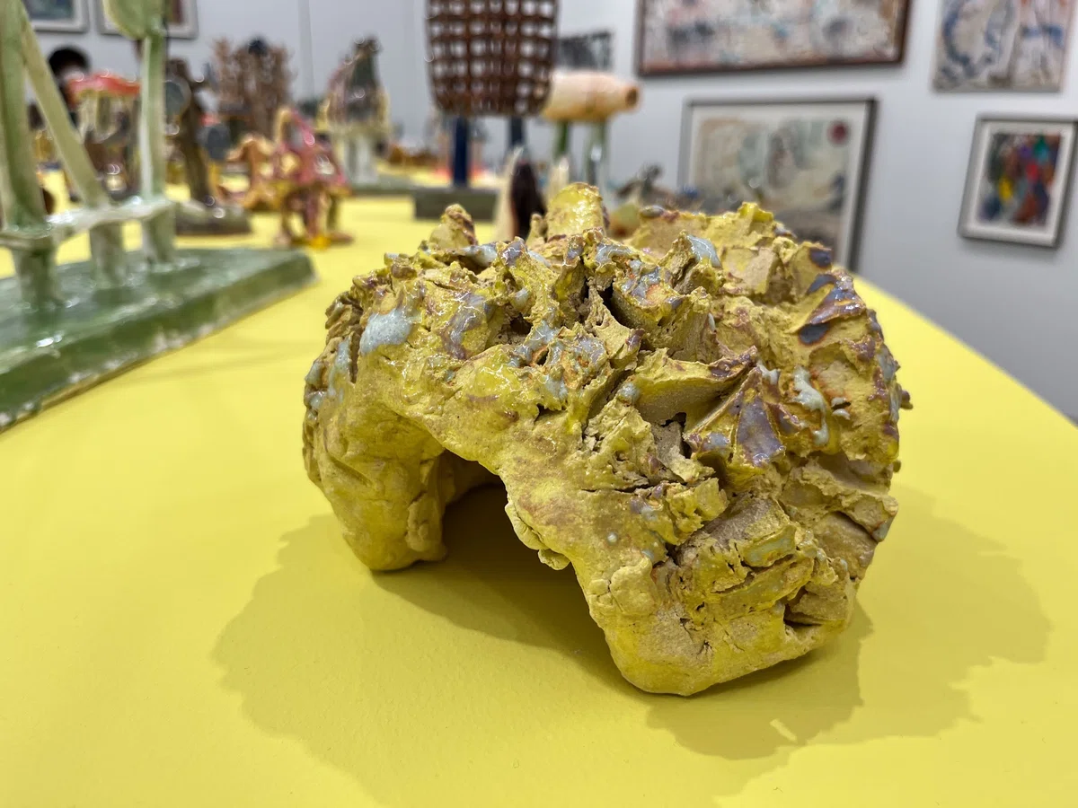 乾いた粘土が焼かれたら ― 穴が開くほどみた！梅津庸一個展「緑色の 