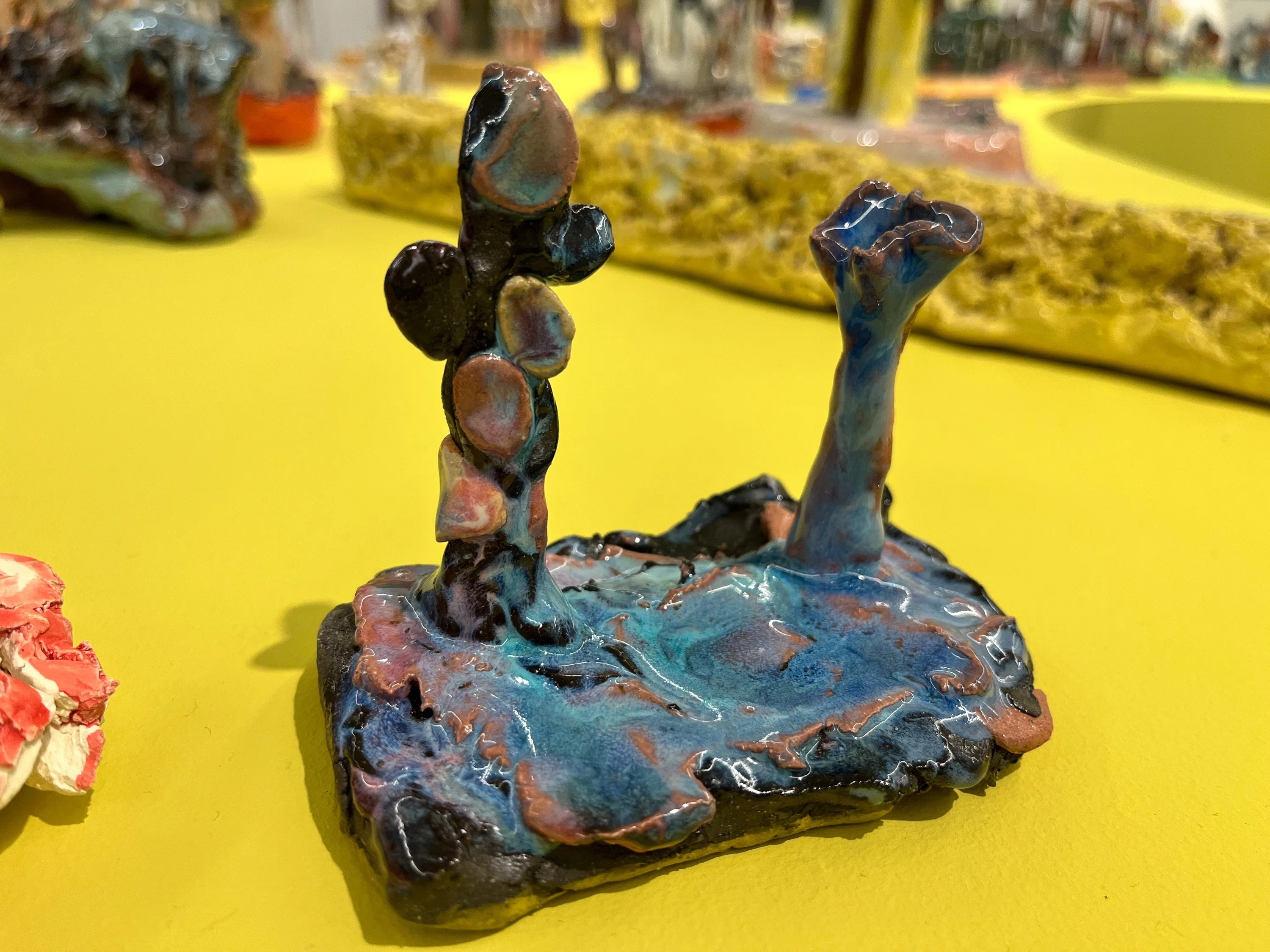 乾いた粘土が焼かれたら ― 穴が開くほどみた！梅津庸一個展「緑色の