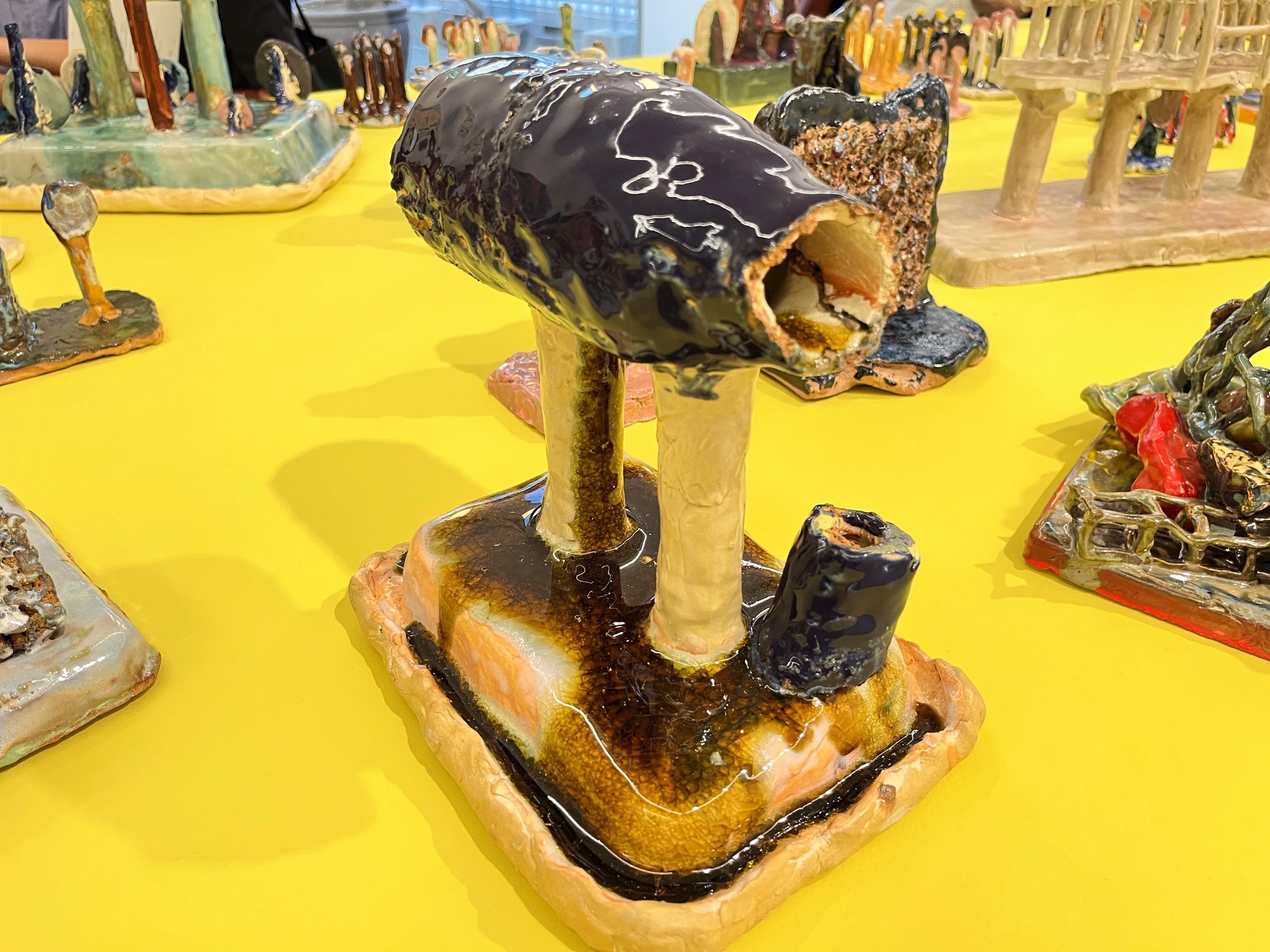 乾いた粘土が焼かれたら ― 穴が開くほどみた！梅津庸一個展「緑色の