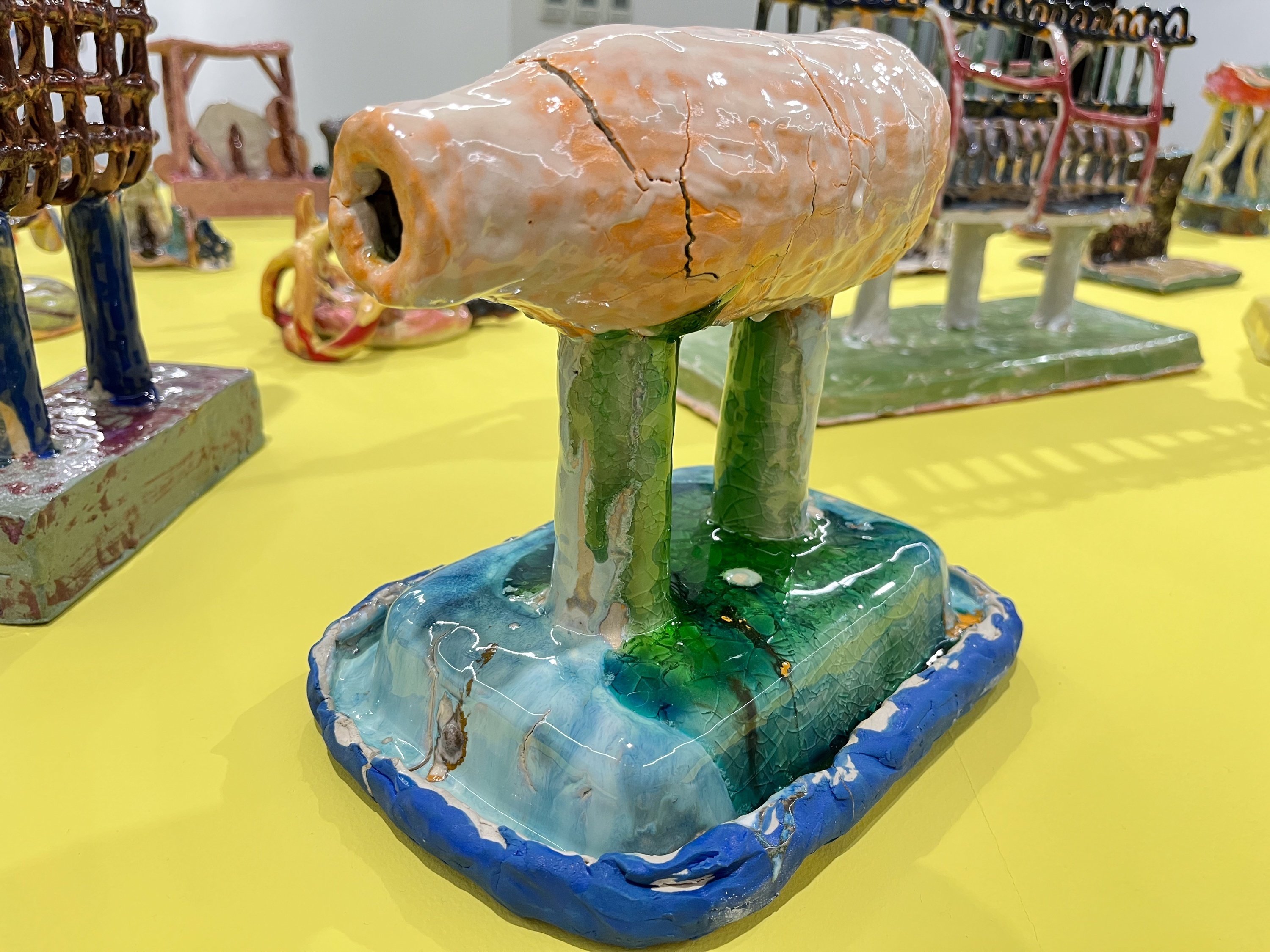 乾いた粘土が焼かれたら ― 穴が開くほどみた！梅津庸一個展「緑色の