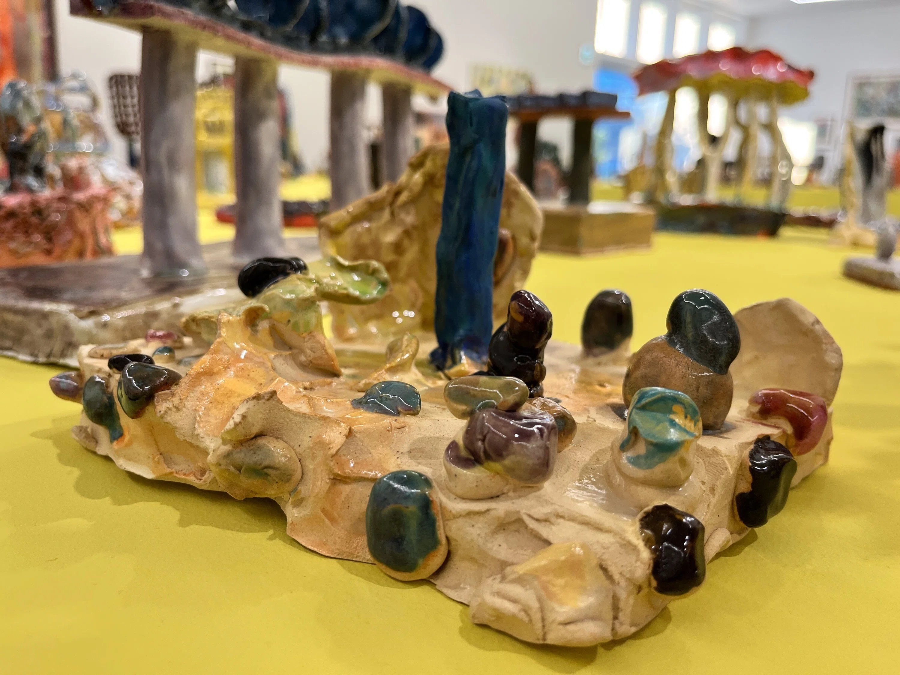 乾いた粘土が焼かれたら ― 穴が開くほどみた！梅津庸一個展「緑色の
