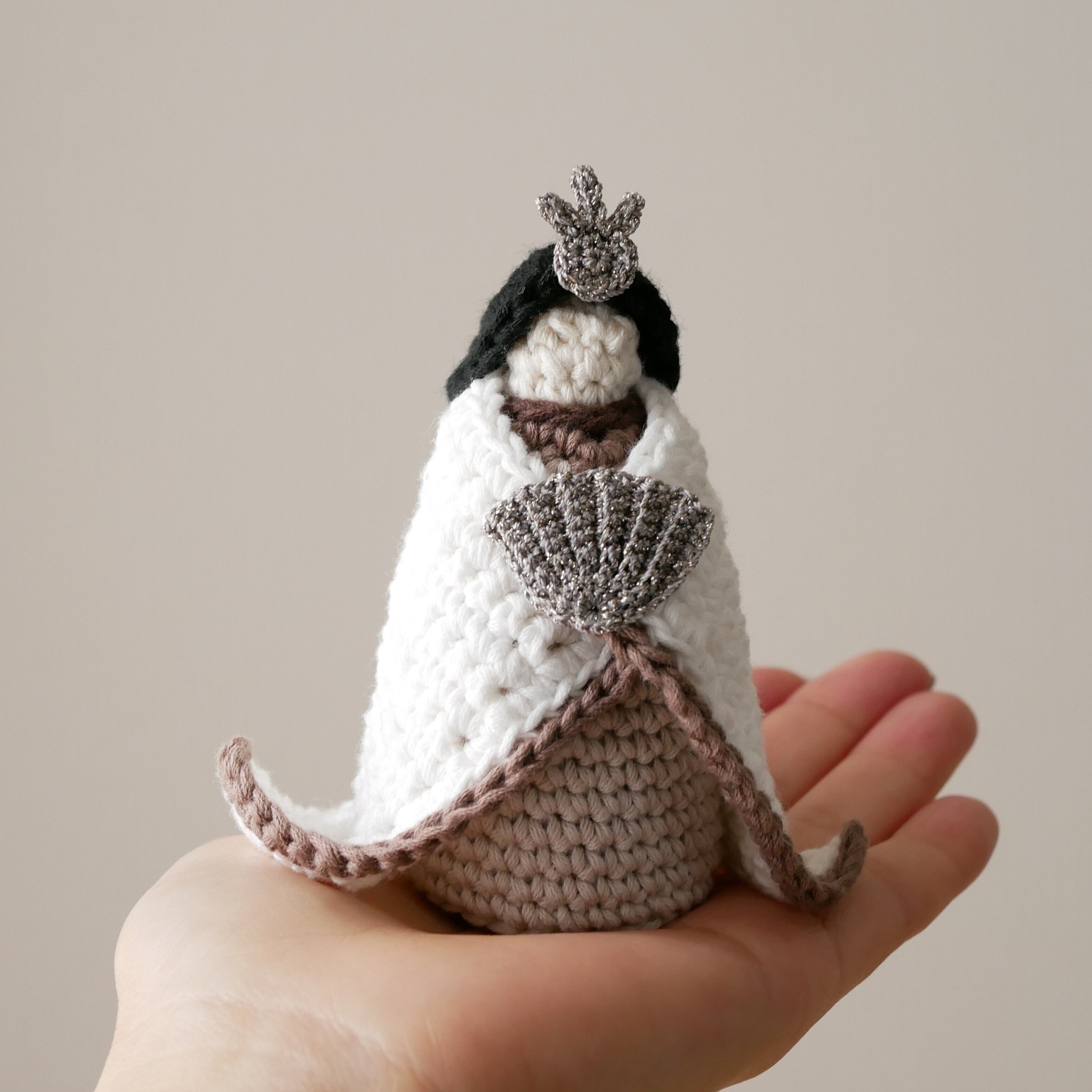 愛らしくてスタイリッシュな雛人形：コンパクトなサイズで省スペース