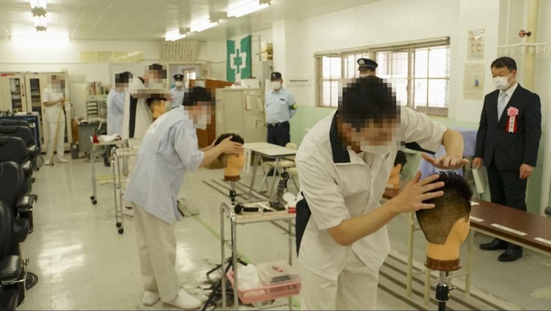 川越刑務所で開催された令和5年度（2023年度）の東京矯正管区技能競技大会で行われた理容（有資格者）部門で課題に取り組む受刑者