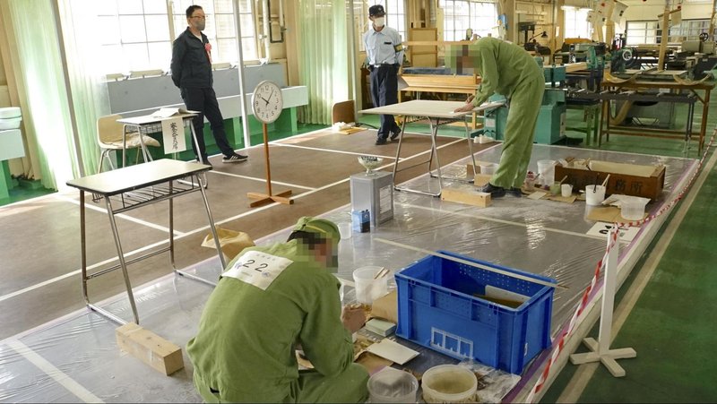 川越刑務所で開催された令和5年度（2023年度）の東京矯正管区技能競技大会で行われた建築塗装の部門で課題に取り組む受刑者