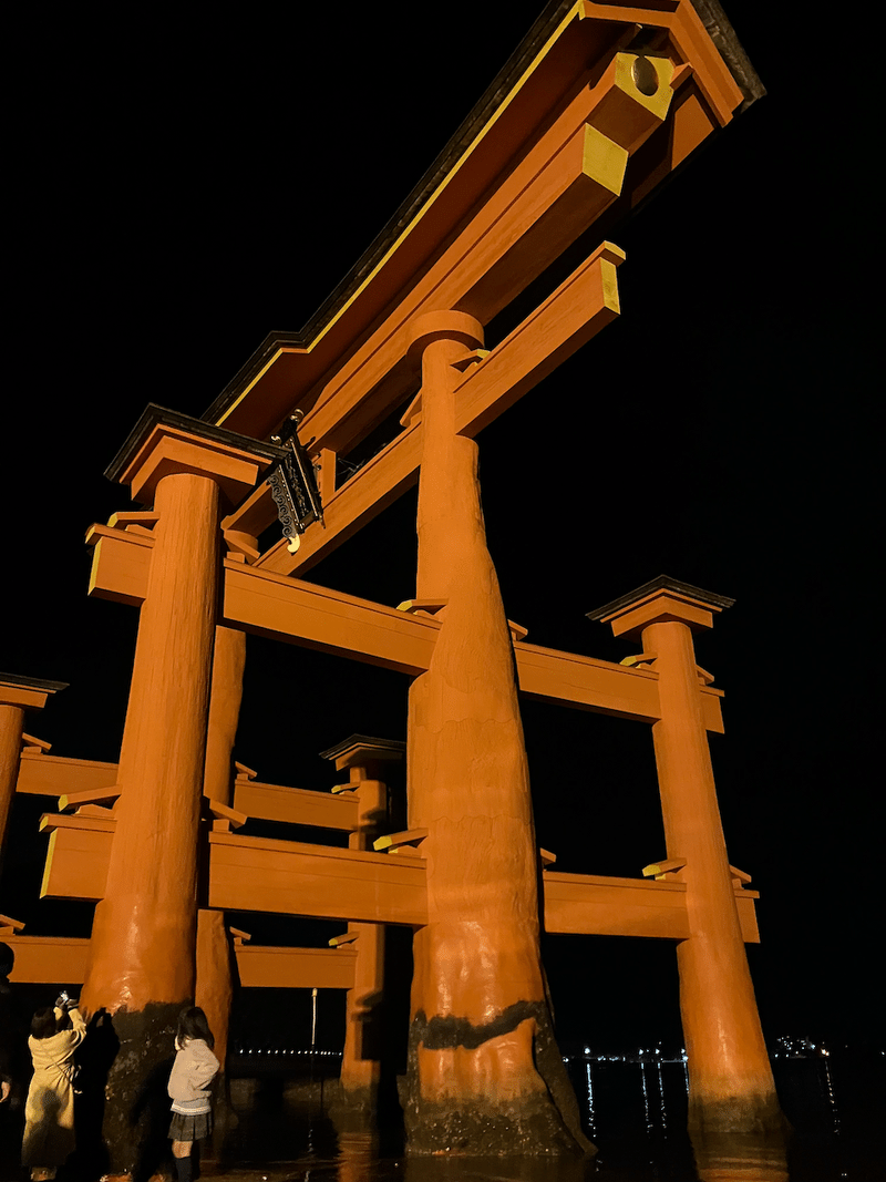 ライトアップされた厳島神社の大鳥居