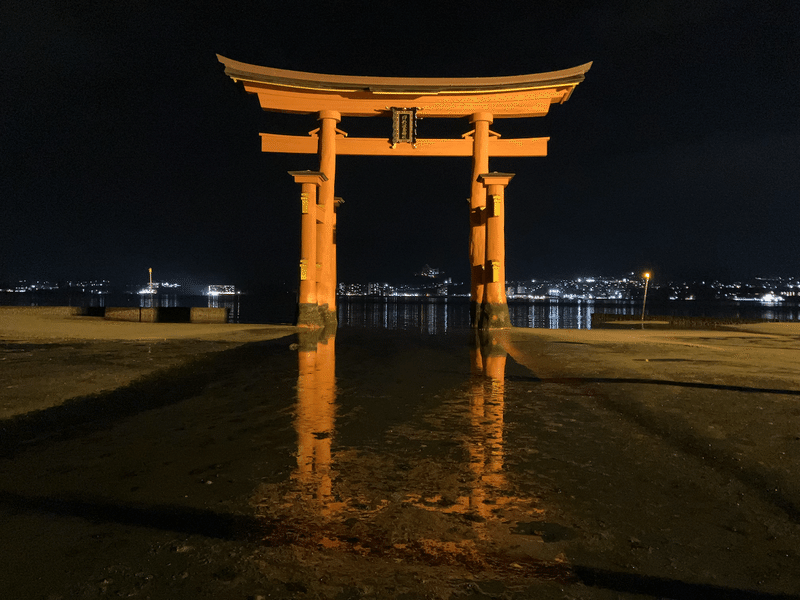 ライトアップされた厳島神社の大鳥居