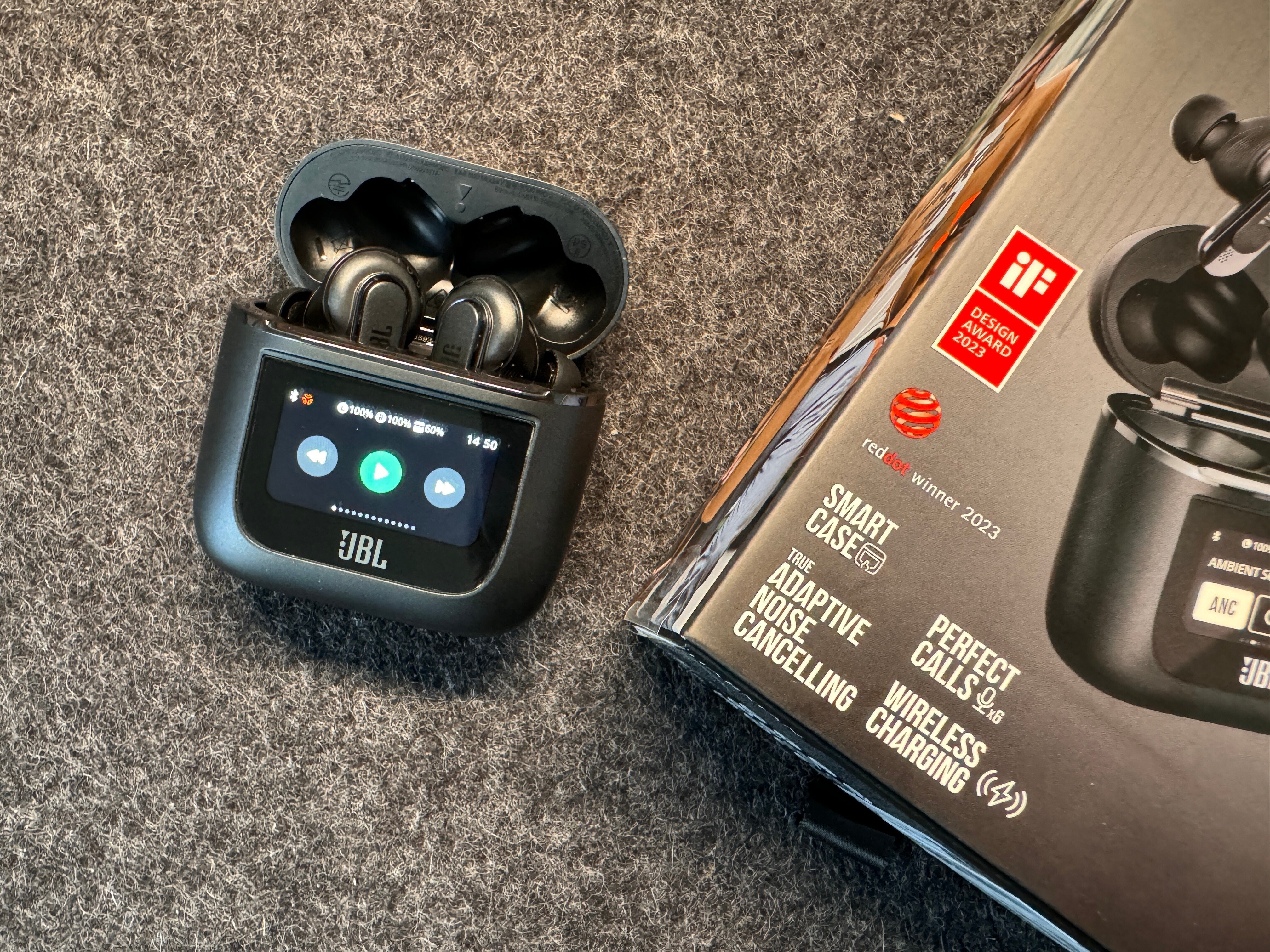 JBL TOUR PRO 2レビュー:スマートタッチディスプレイ搭載 JBL TOUR PRO 2レビュー:スマートタッチディスプレイ搭載