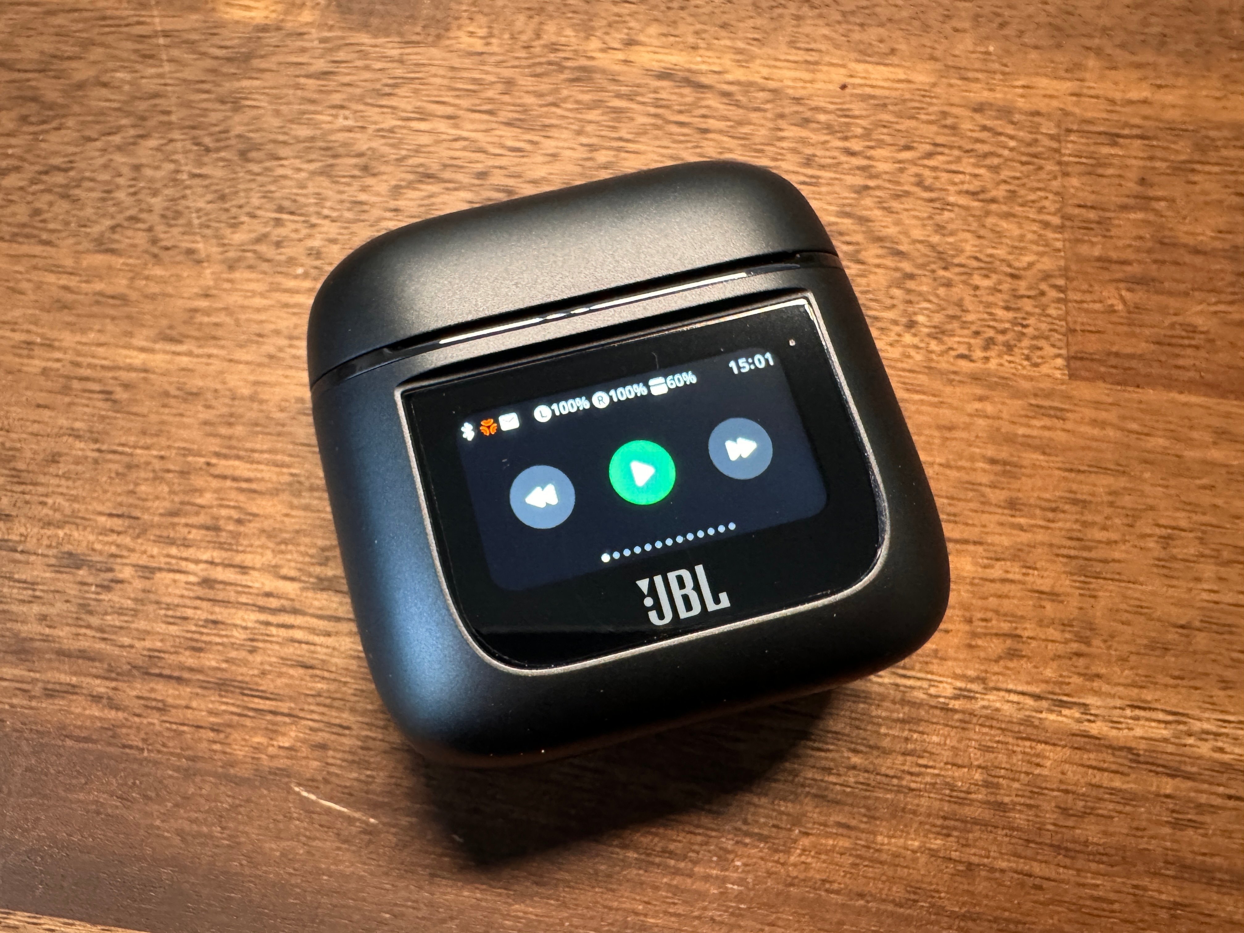 JBL TOUR PRO 2レビュー:スマートタッチディスプレイ搭載 JBL TOUR PRO 2レビュー:スマートタッチディスプレイ搭載
