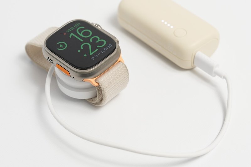 エレコム Apple Watch磁気充電ケーブル(高速充電巻き取りタイプ)をモバイルバッテリーに接続してApple Watchを充電