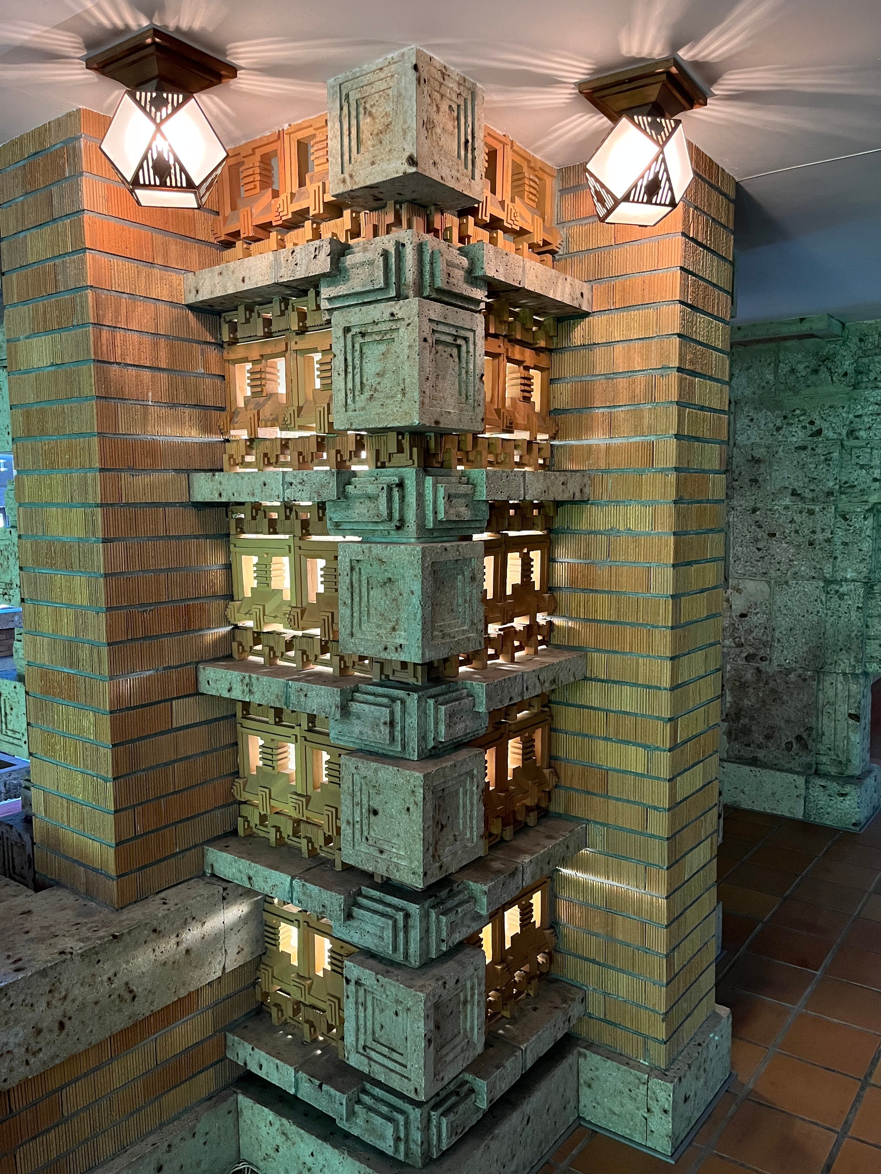 フランク・ロイド・ライトの「輝ける眉」な建築｜西島聡