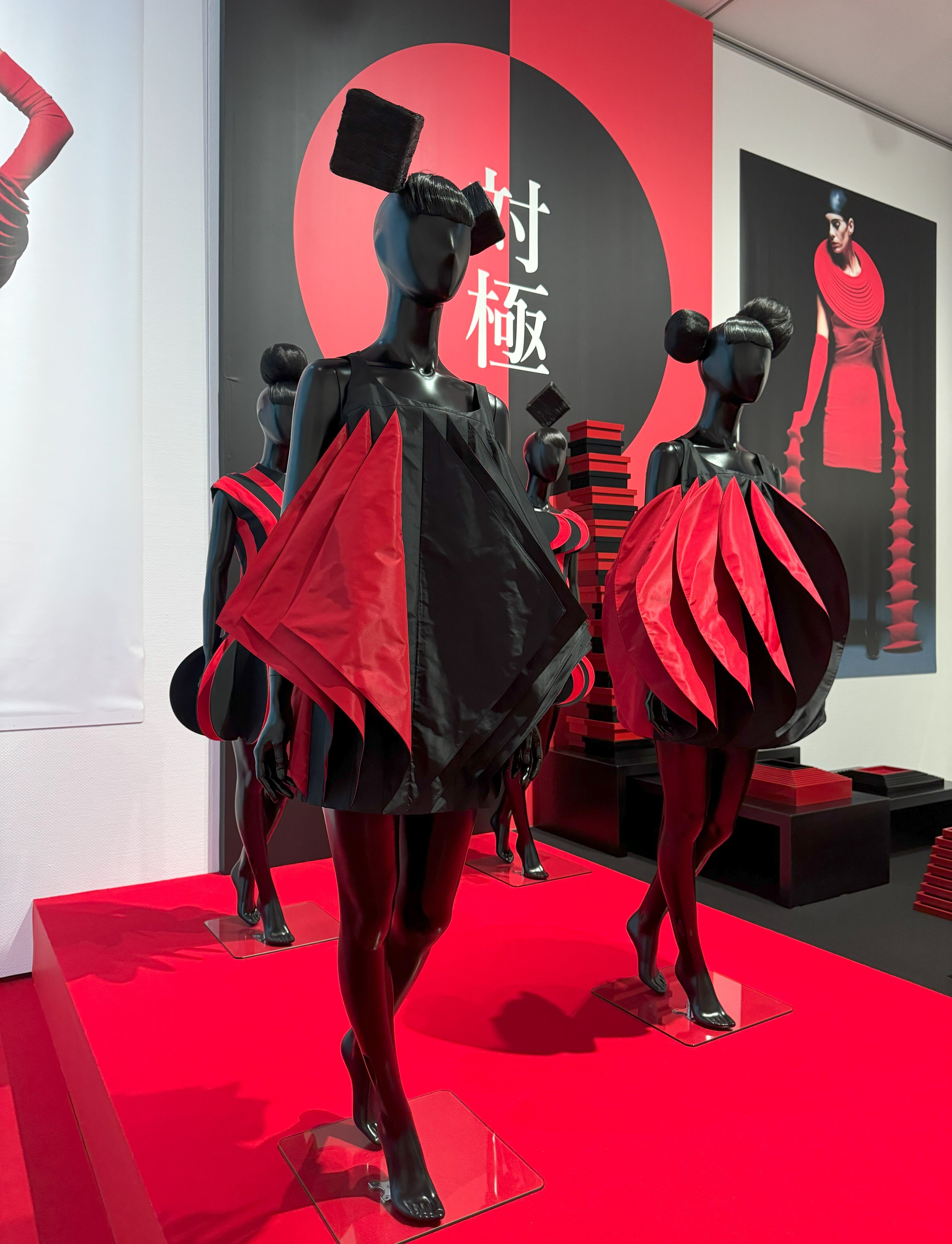 モンドリアン　コンポジション浴衣とコシノジュンコの半巾帯と帯留　花火大会美術館 モンドリアン コンポジション浴衣とコシノジュンコの半巾帯と帯留 花火