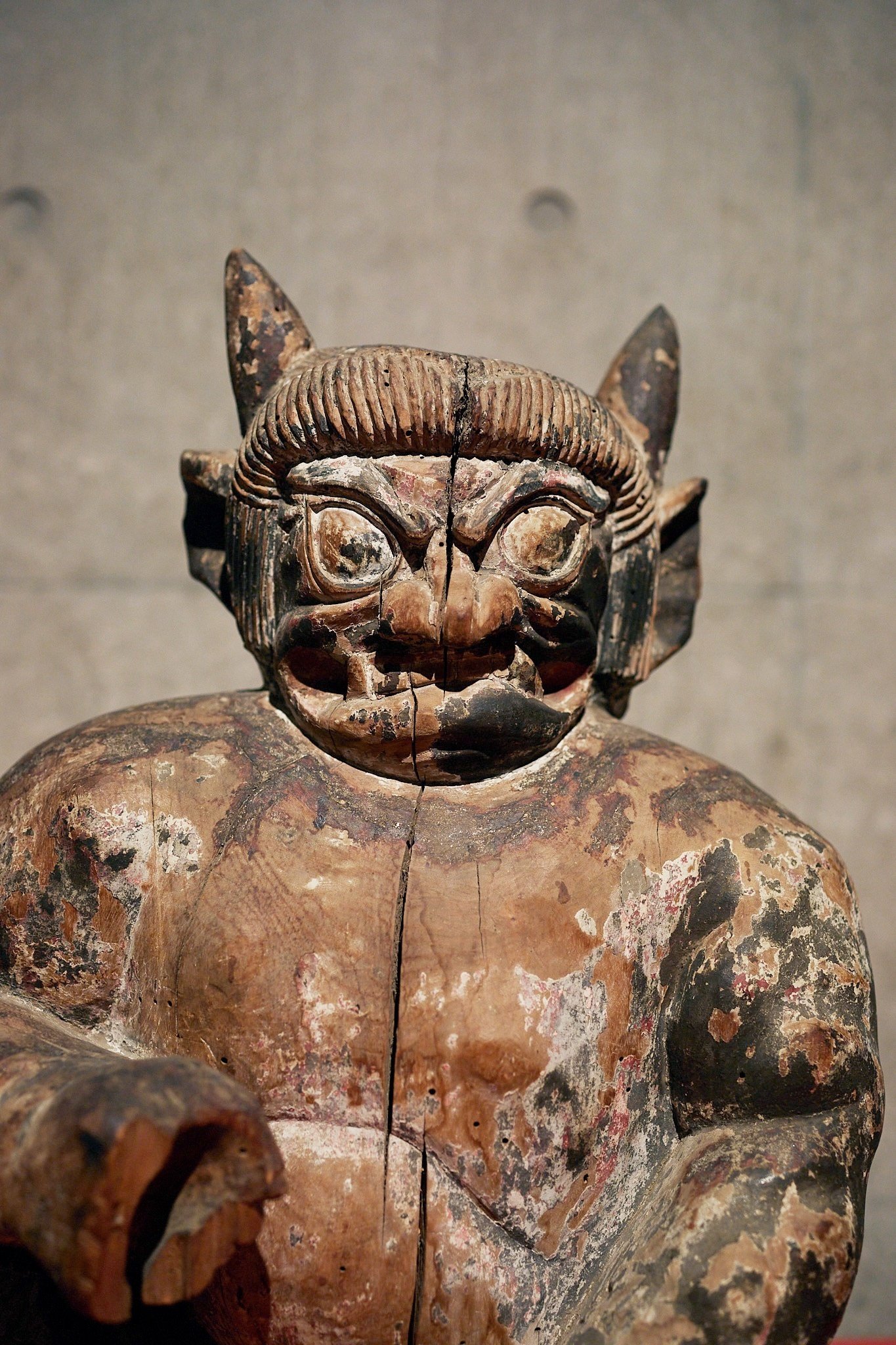 自然岩形上の彫刻僧侶【インテリア】 自然岩形上の彫刻僧侶【インテリア】 【公式通販】