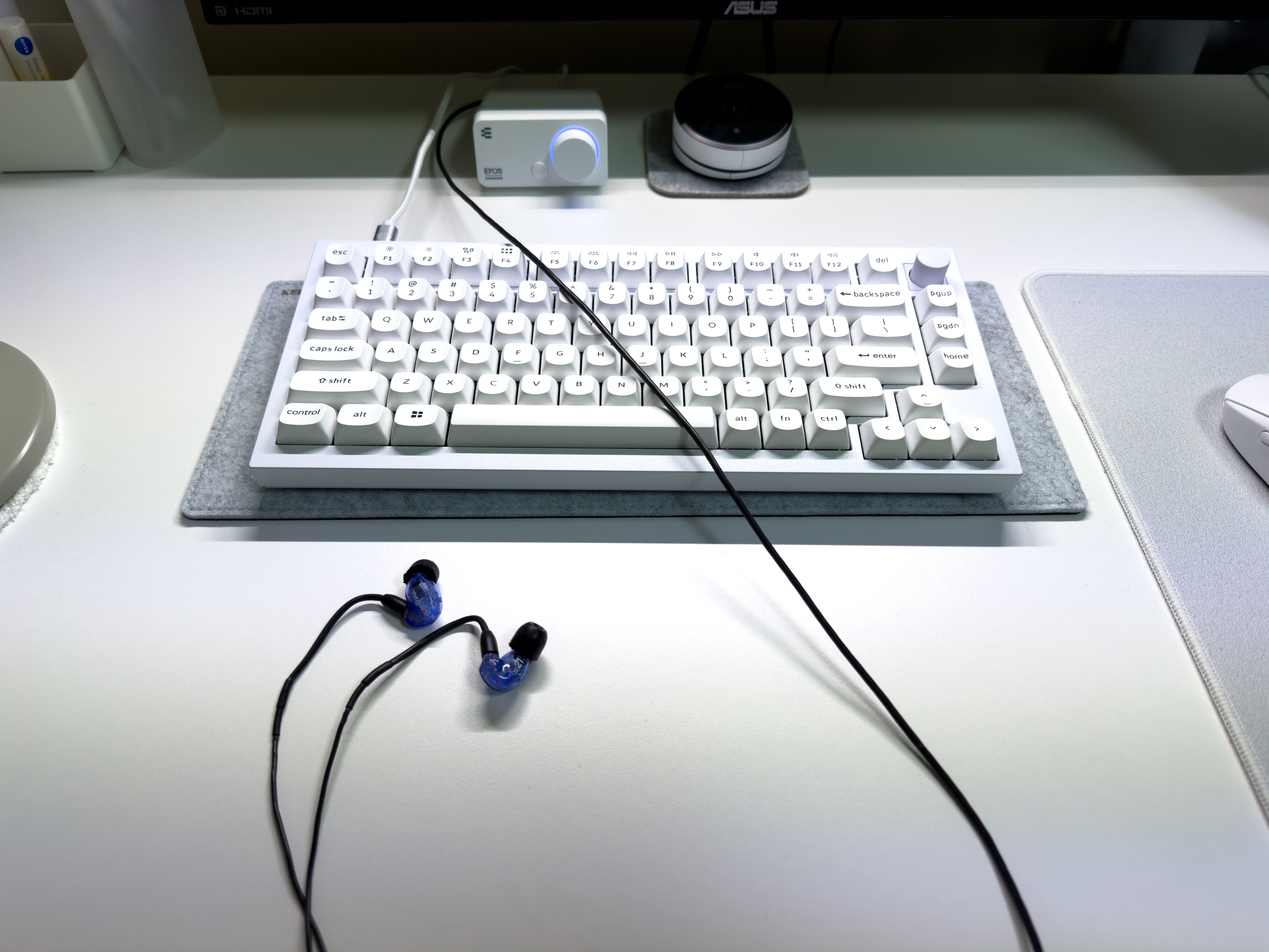 白いデスクにはこれ。PCオーディオアンプ「EPOS GSX300」|まち 白いデスクにはこれ。PCオーディオアンプ「EPOS GSX300」|まち