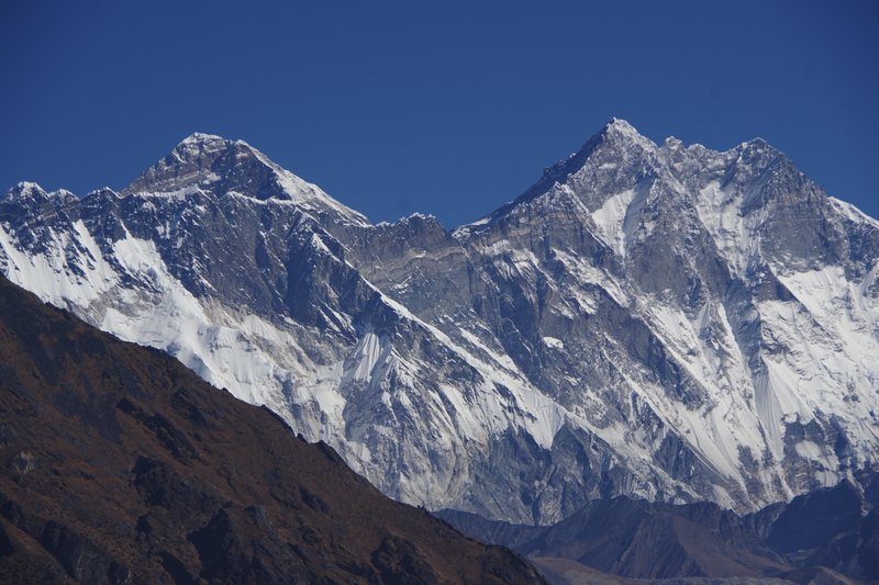 一生に一度は見て見たいエベレスト。ネパールのエベレスト街道を歩きました。カトマンズから世界一危険な空港と言われるルクラ空港へ飛び、そこからトレッキングが始まります。今回のトレッキングではロッジに５泊でネパールトレッキングとしては入門的なレベルの登山。しかし標高は富士山を越え、高山病も心配です。（写真）目指した景色、エベレスト(8848m)とローチェ(8516m)