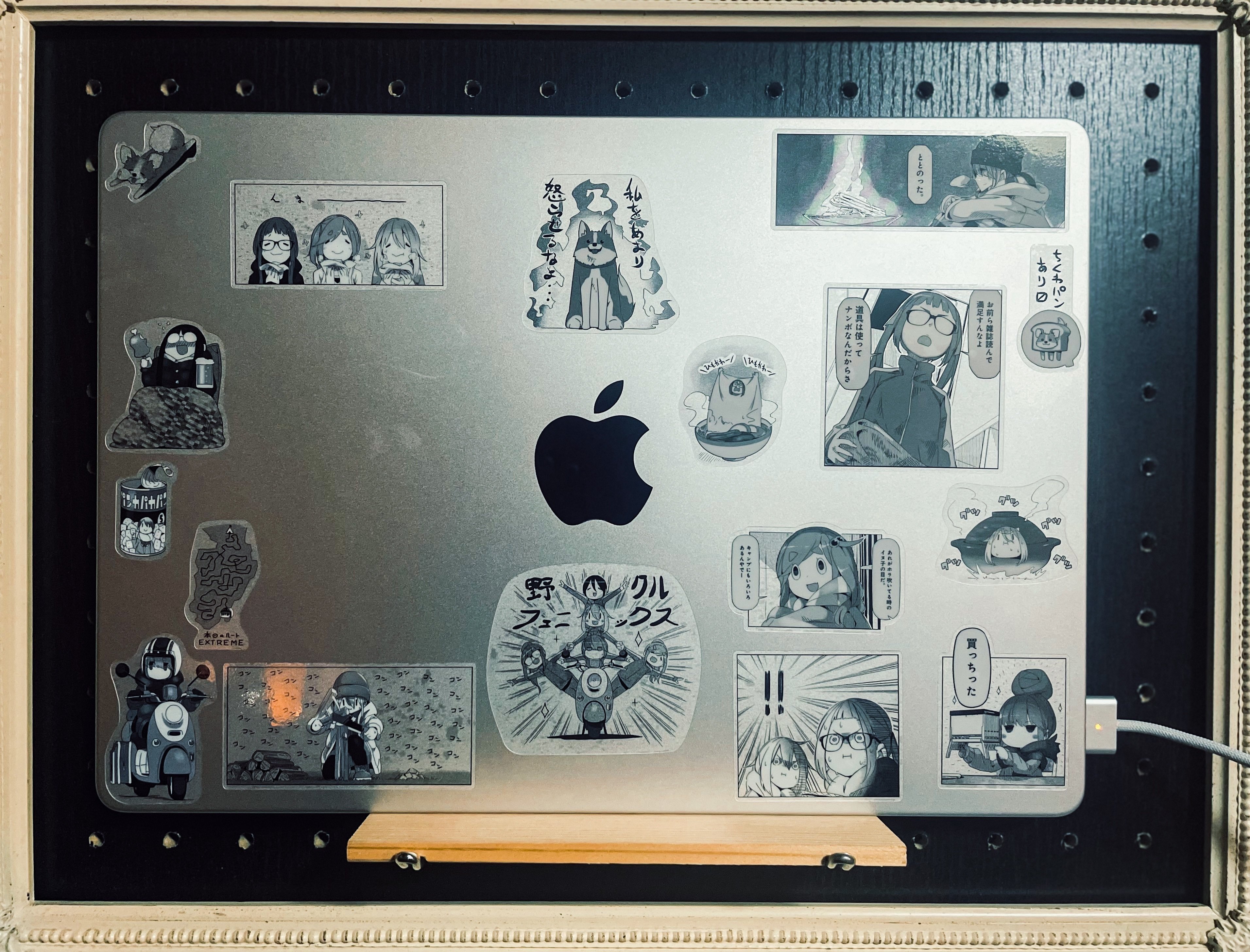 メイン機：『M1 MacBook Pro』の”ステッカー”貼り替えしたら「1枚の