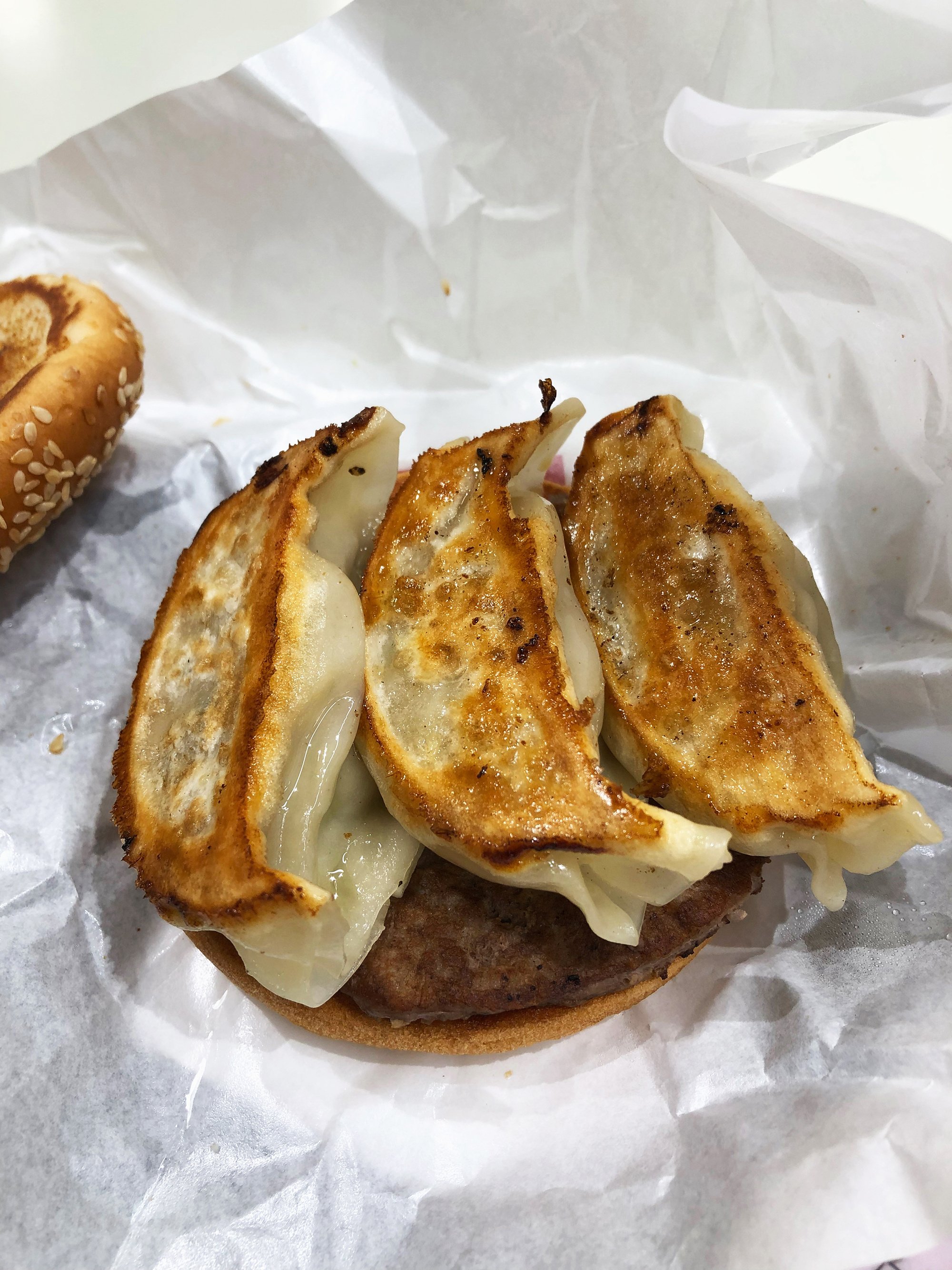 餃子の王将》 × ドムドム セルフカスタム 餃子バーガー｜Jumpei