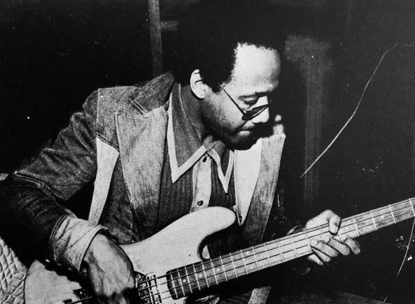 Joe Dart III Bassと、モデルとなったチャック・レイニーの