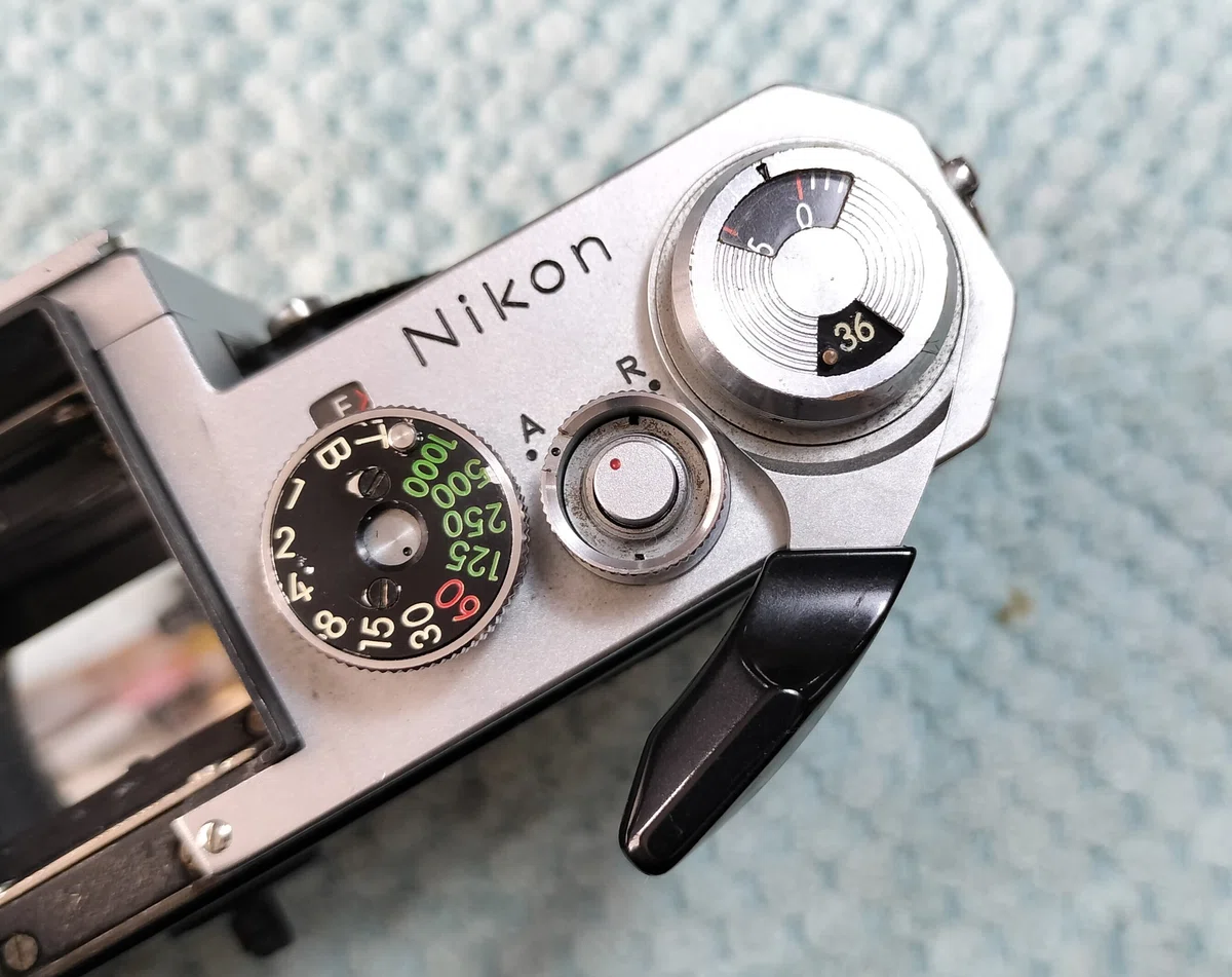 Nikon Fの分解 肩部シャッター側｜フィルムカメラ修理のアクアカメラ