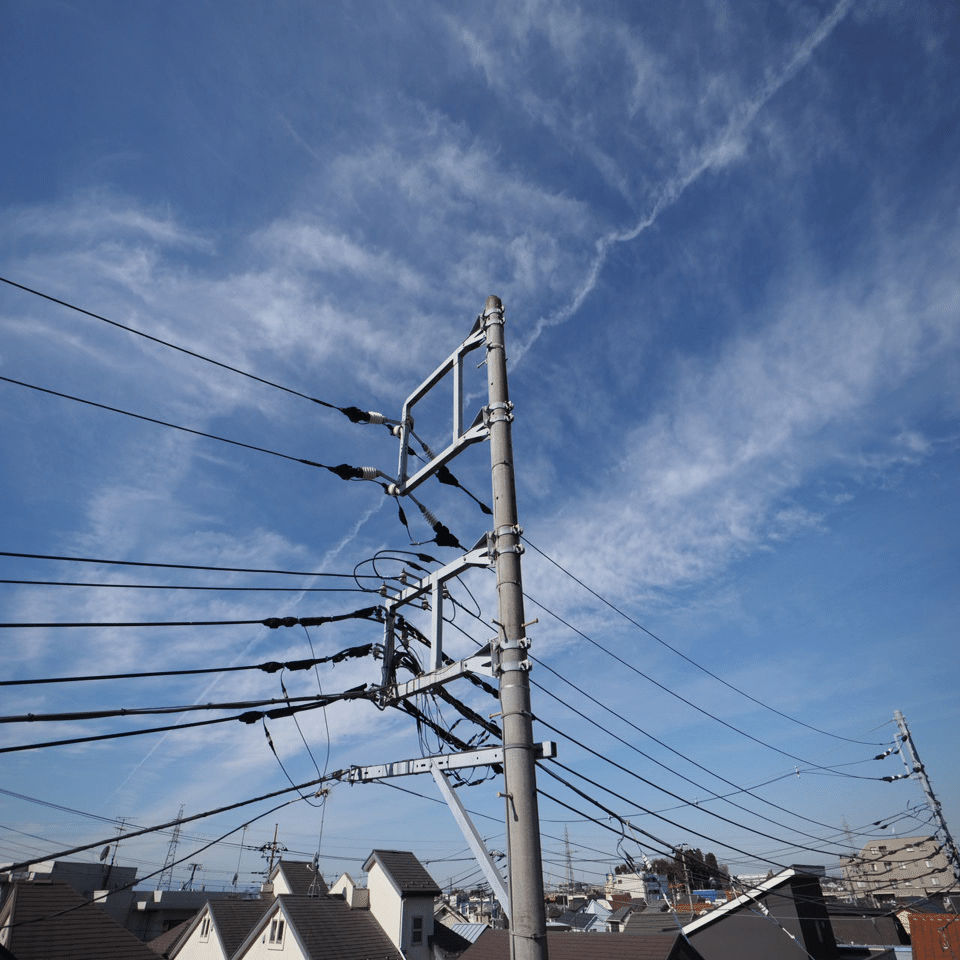 絶賛！のびゆく飛行機雲｜こんとん