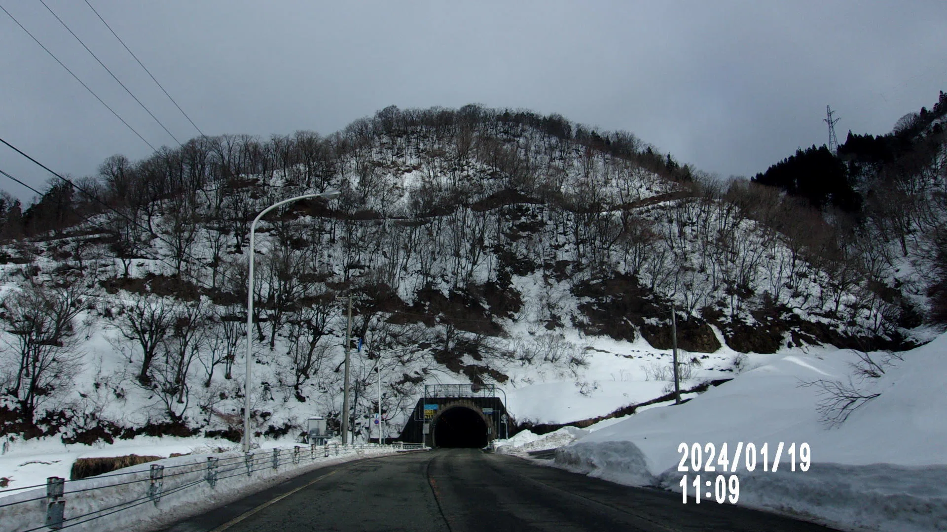 冬の雨で早くも雪融け？ それでも白山に近い国道157号線は積雪たっぷり