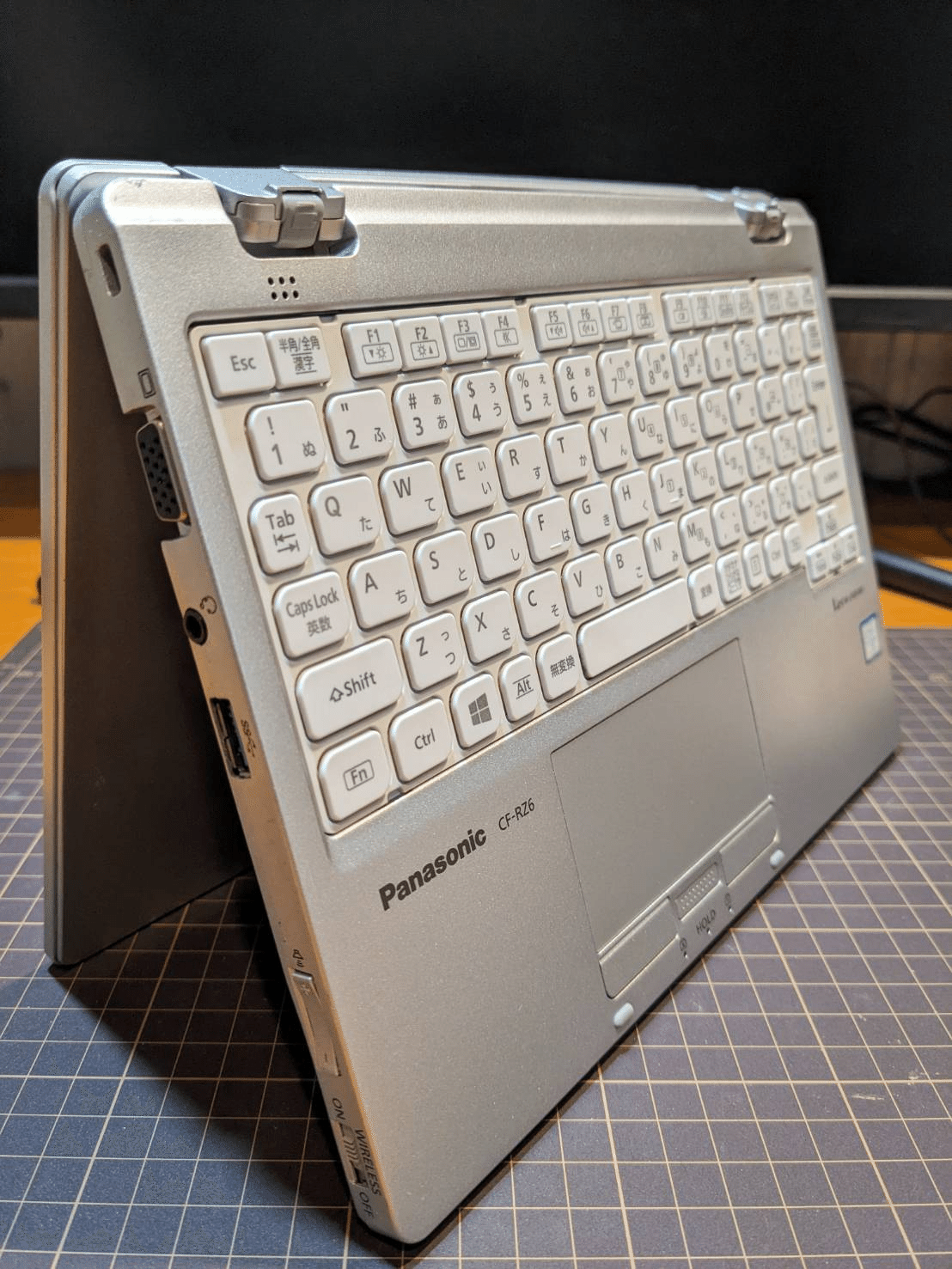 Chrome OSを導入したLet's note RZ6にアンチグレア液晶フィルム Chrome OSを導入したLet's note RZ6にアンチグレア液晶フィルム