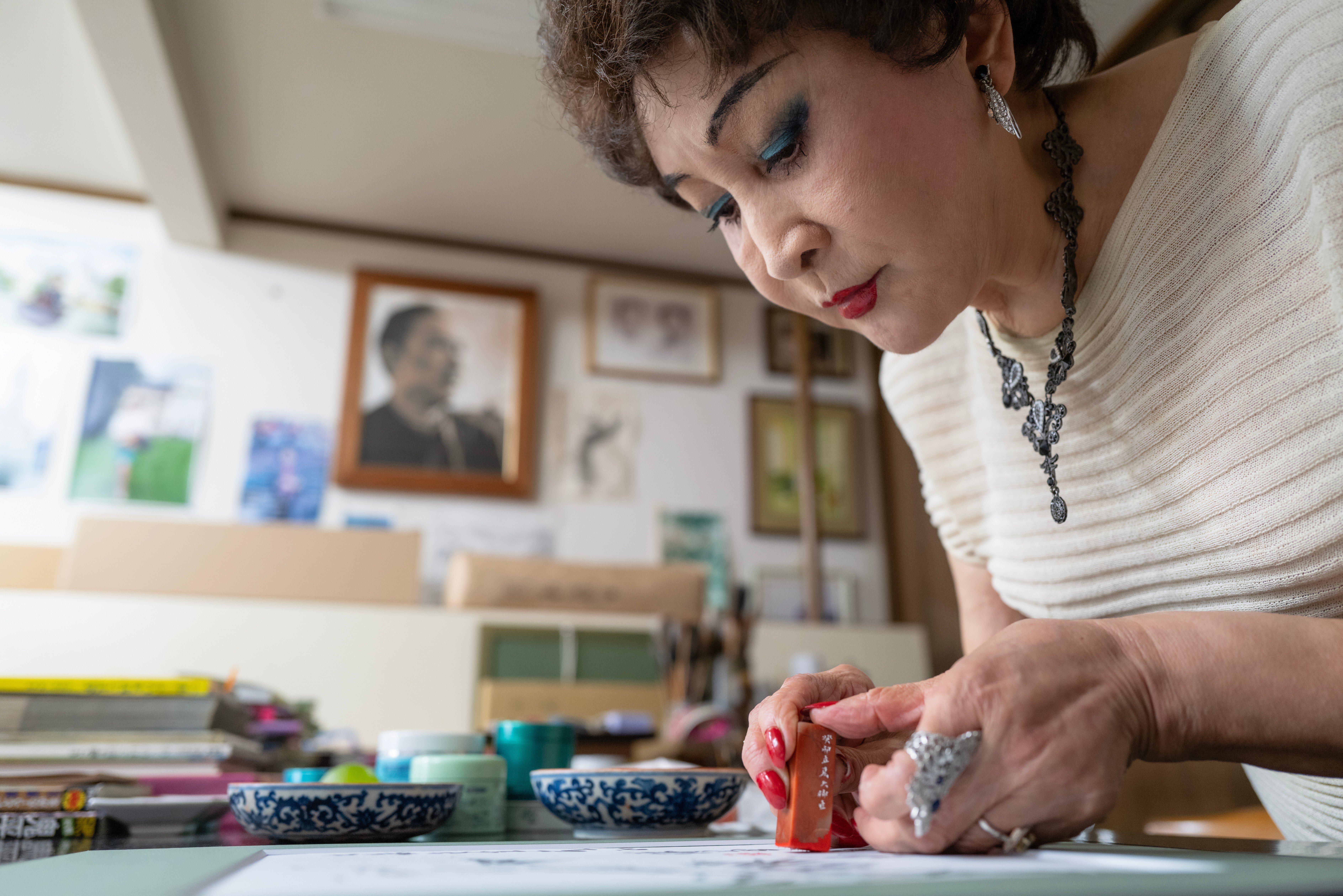 仏教や日本の祭礼を描き続ける水墨画家 傅益瑶さん：中外日報