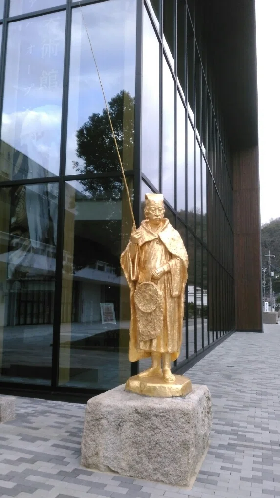 平櫛田中の世界　彫 いよいよ「平櫛田中美術館」玄関到着。黄金に輝く岡倉天心がお出迎え