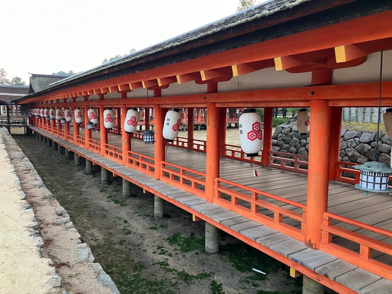 早朝の静かな厳島神社