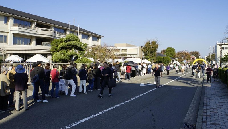 2023年11月4日（土）に開催された第51回横浜矯正展の開始を待つ人たちの行列