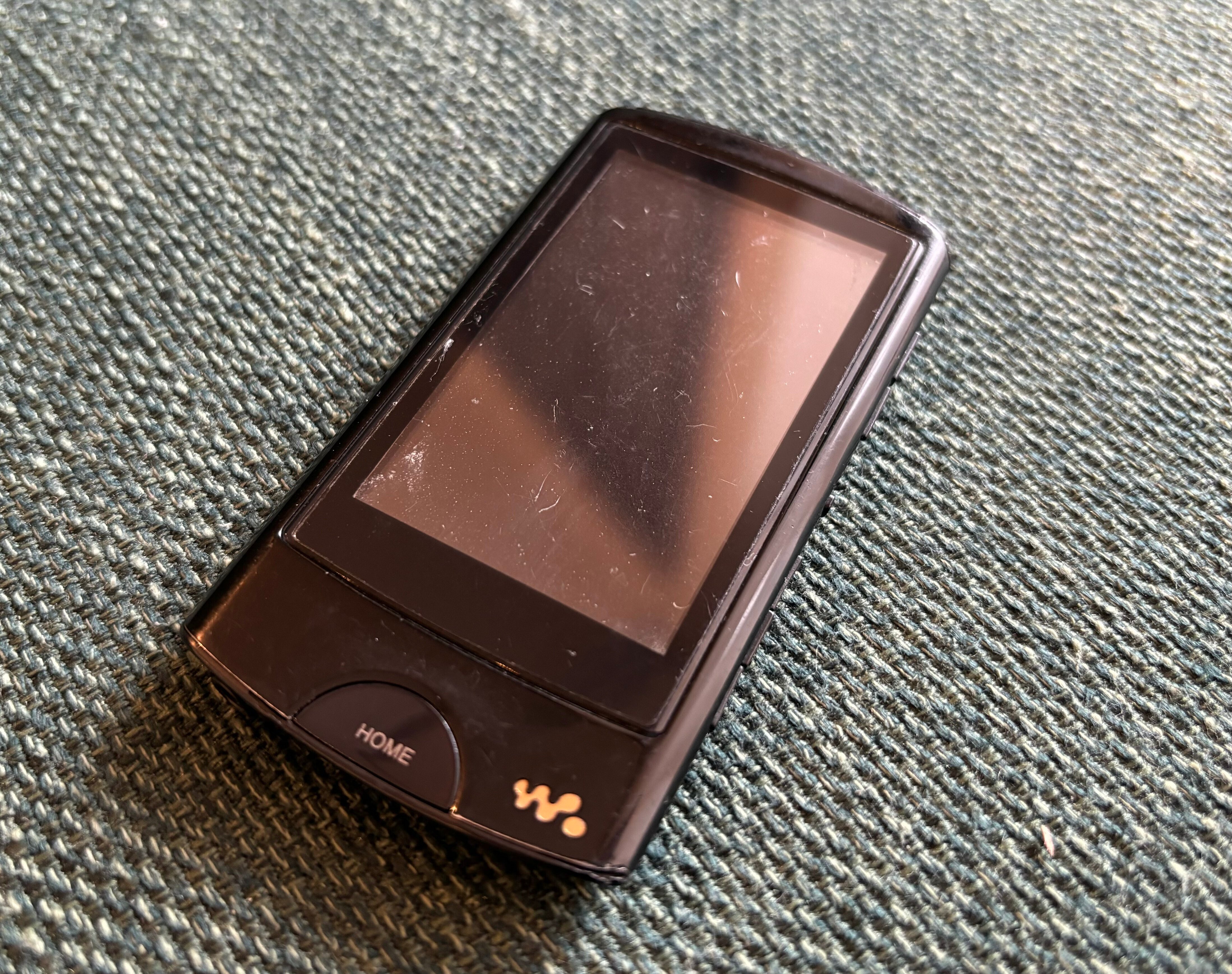 懐かしさで新型ウォークマンを買うも結局iPhoneに戻ってきた話