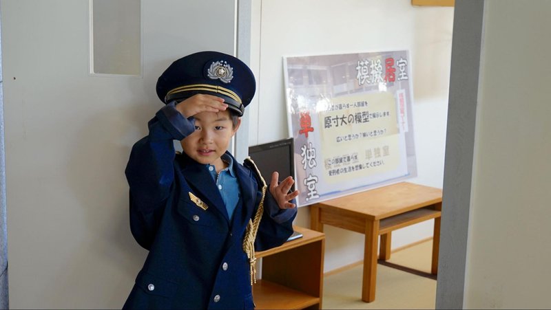 第51回横浜矯正展（2023年11月4日(土)@横浜刑務所）のちびっこ刑務官の撮影コーナーで写真撮影をする子供