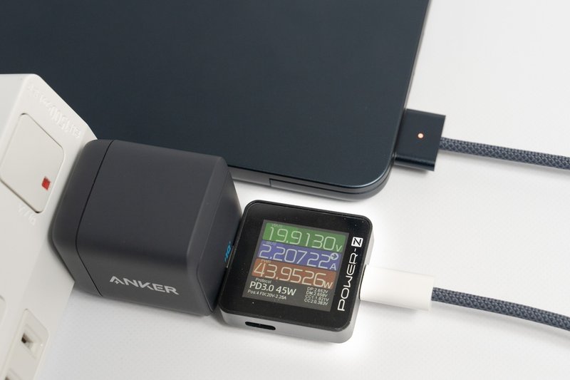 Anker 313 Charger (Ace, 45W)でM2 MacBook Air 13インチで充電している様子
