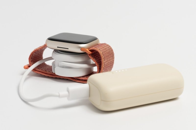 エレコムの巻き取り式Apple Watch充電器をモバイルバッテリーに接続してApple Watchを充電