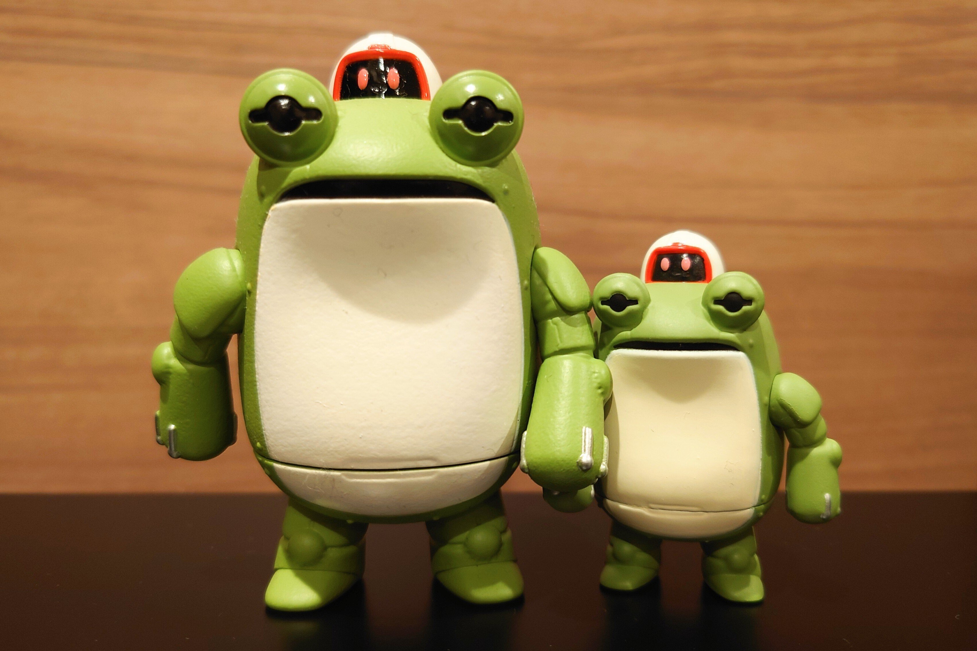 届いたケローネンを並べたら親子っぽすぎた｜ウクモリ ヒロオ