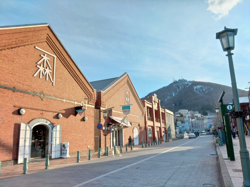 函館・金森赤レンガ倉庫と函館山