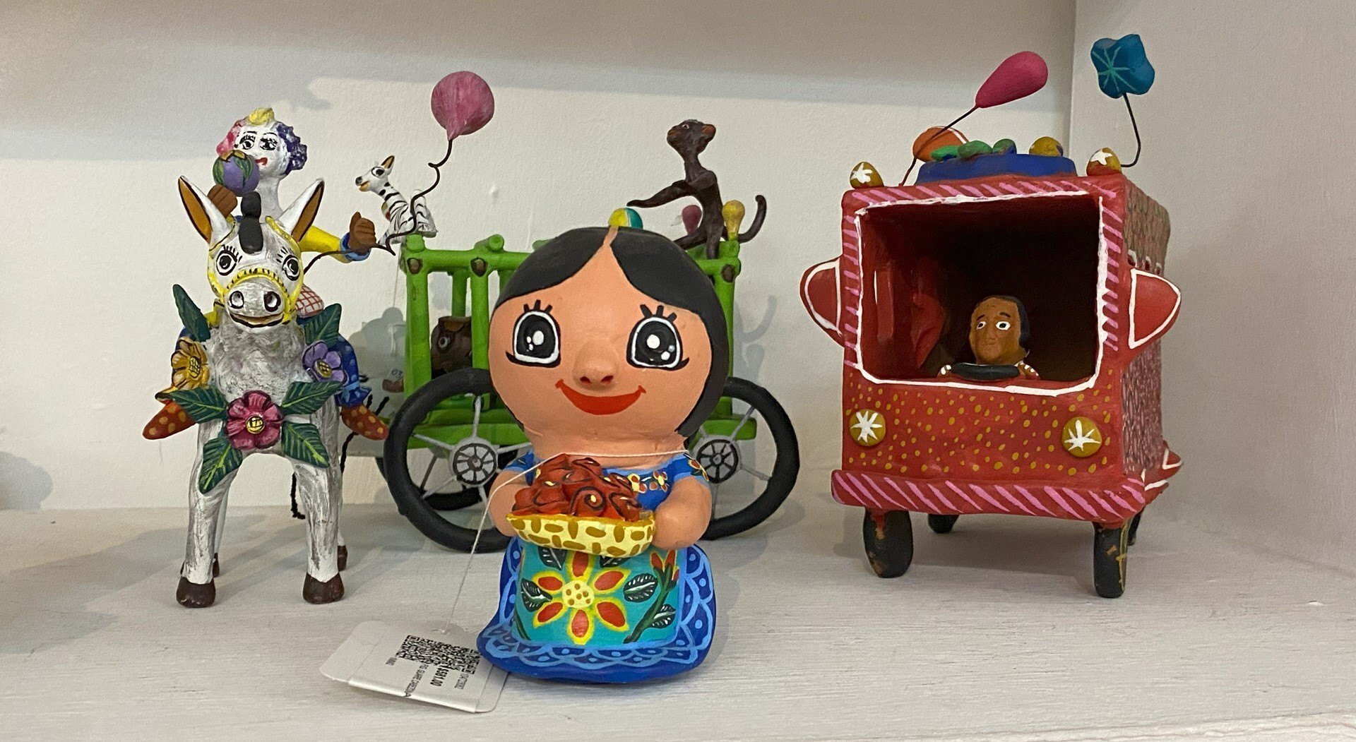 メキシコ、プレぺチャ文化のカラフルなアレブリヘス オブジェ｜河辺