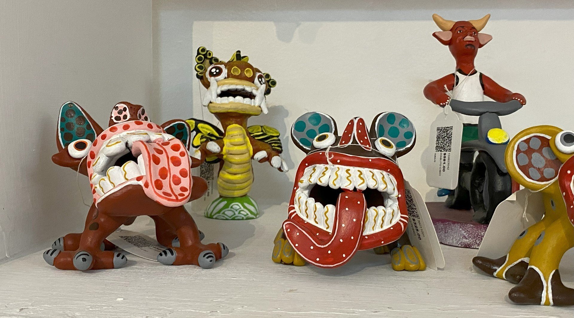 メキシコ、プレぺチャ文化のカラフルなアレブリヘス オブジェ｜河辺