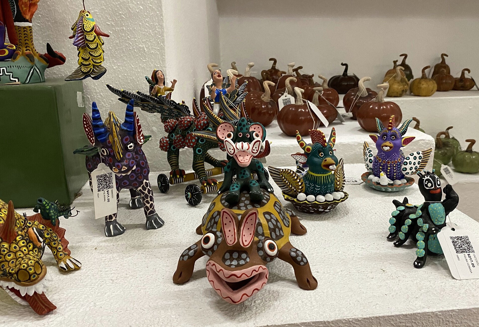 メキシコ、プレぺチャ文化のカラフルなアレブリヘス オブジェ｜河辺