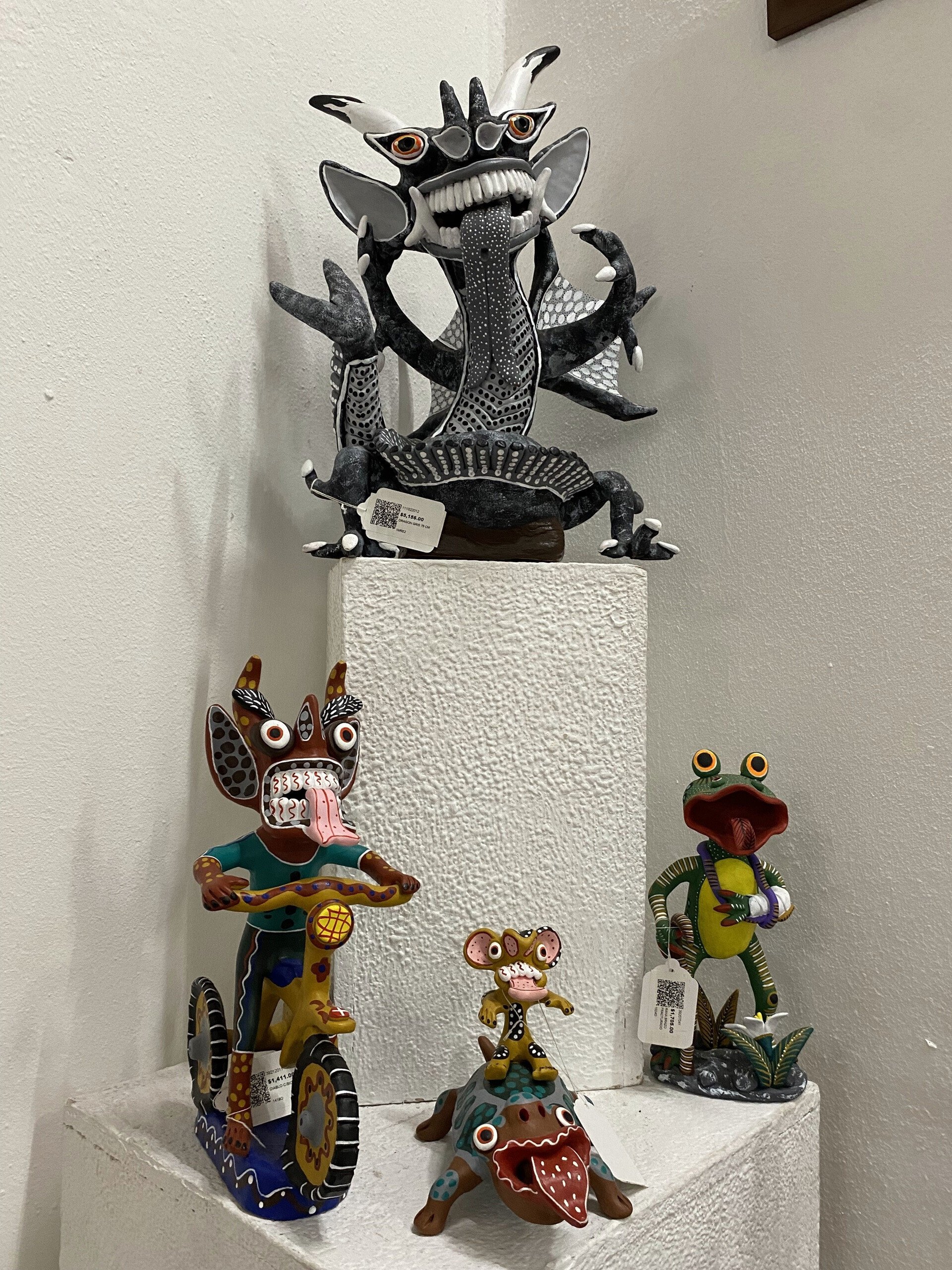 メキシコ、プレぺチャ文化のカラフルなアレブリヘス オブジェ｜河辺